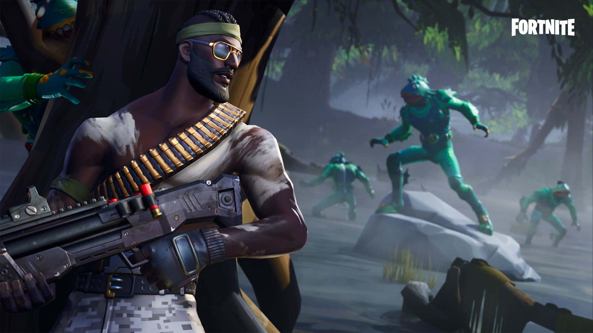 筆電 桌布 壁紙 — 一名帶著彈藥帶和護目鏡的Fortnite士兵，在迷霧叢林中瞄準綠色裝甲的敵人。