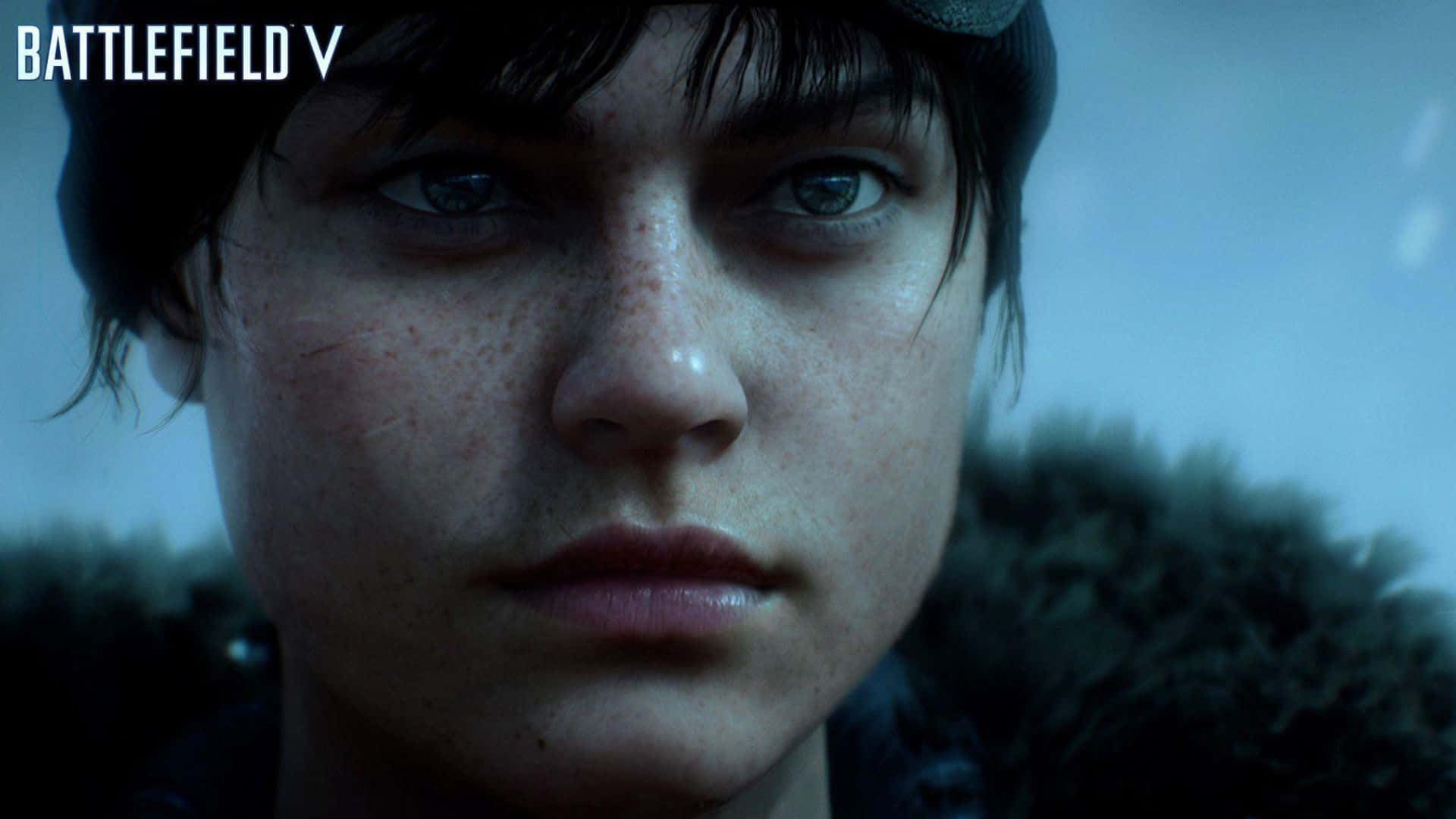 1080p Battlefield V 桌布 壁紙 — 一名年輕士兵的特寫，臉上有雀斑，身穿毛皮襯裡大衣，在寒冷的藍灰色背景下強烈凝視。