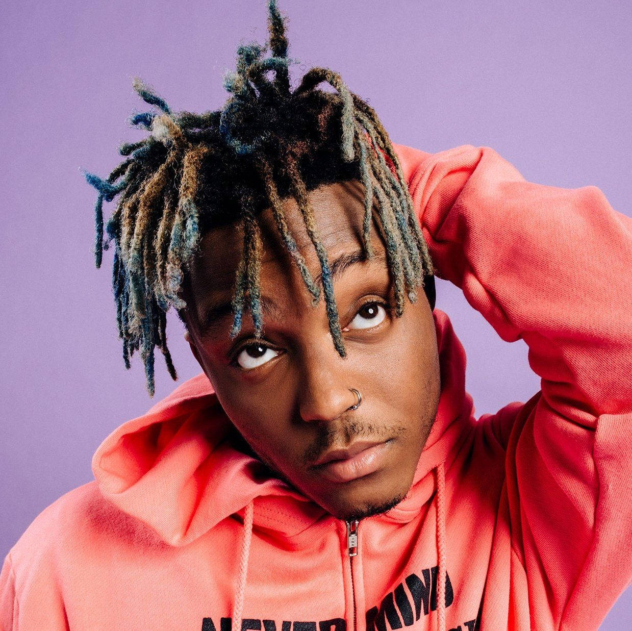 年輕男子，色彩繽紛的辮子和鼻環，珊瑚色連帽衫，紫色背景。 — Juice Wrld 壁紙