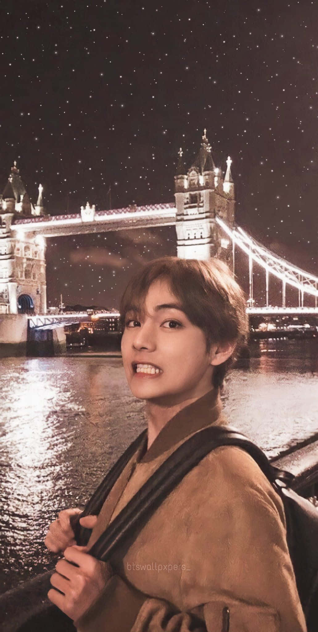 Taehyung Cute 桌布 壁紙 — 一名年輕男子在繁星點點的夜空下，於亮燈的塔橋前溫暖微笑。