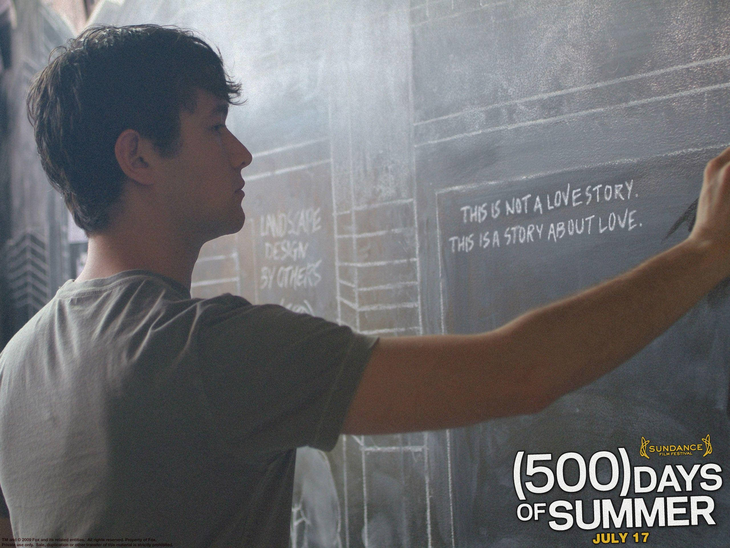 500 Days Of Summer 桌布 壁紙 — 一名年輕男子在霧氣瀰漫的城市小巷中的黑板上書寫，並疊加電影標題。