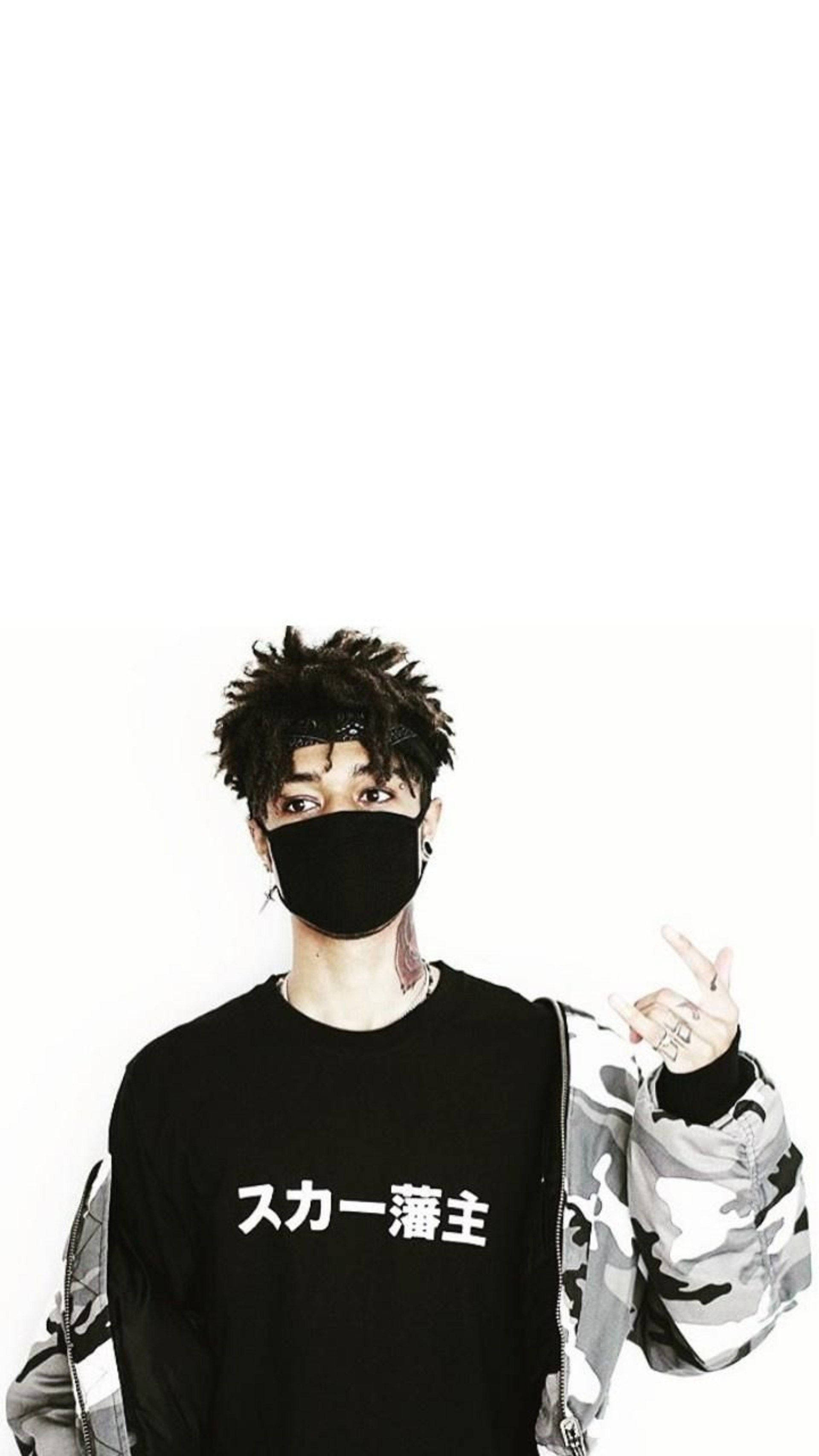 scarlxrd 桌布 壁紙 — 一名年輕男子戴著黑色面罩和刺蝟頭，在純白背景前擺姿勢，身穿帶有日文字樣的黑色襯衫和迷彩外套。
