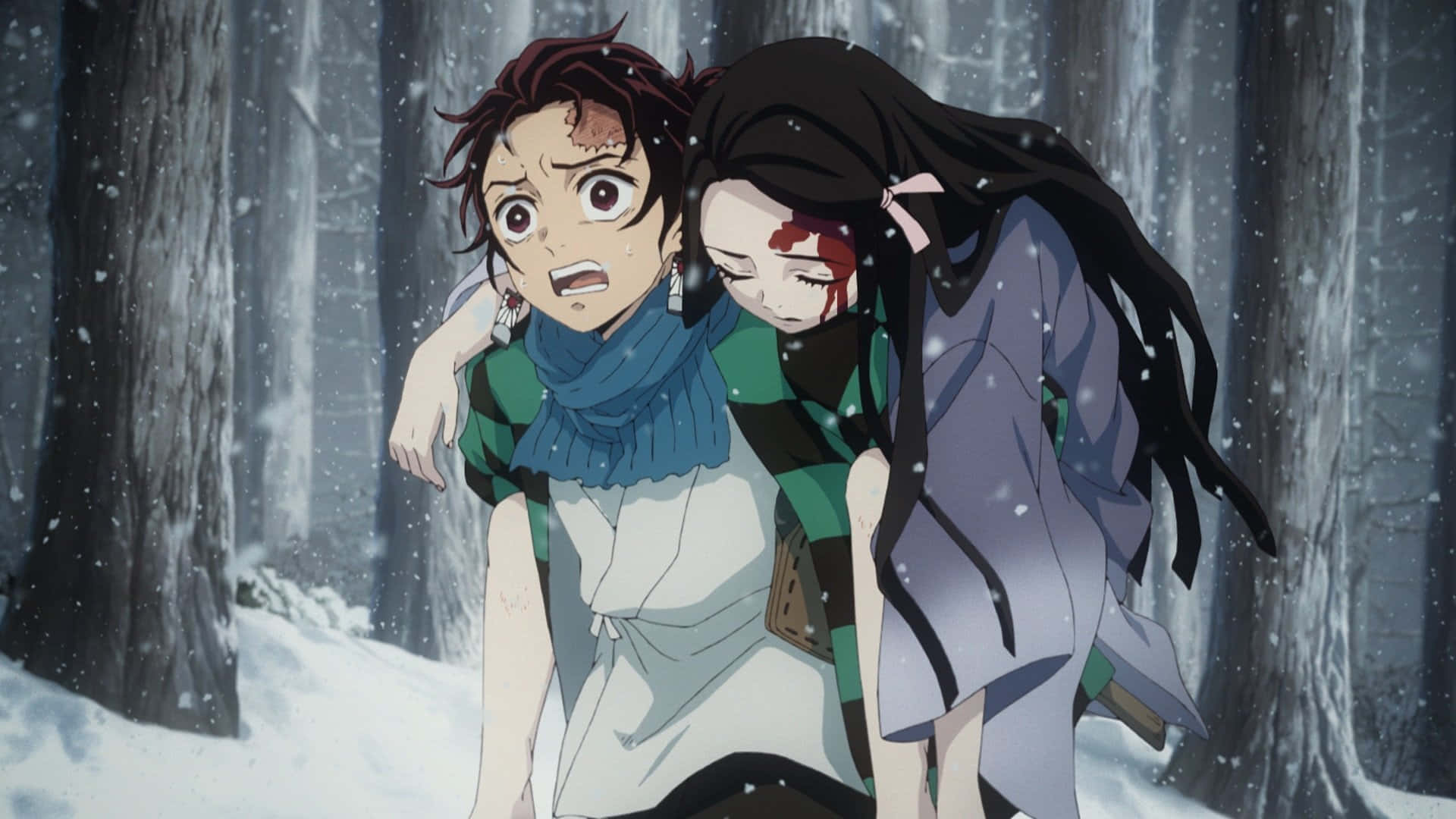 Demon Slayer Season 2 桌布 壁紙 — 一名年輕男子抱著一名受傷的女子穿過白雪覆蓋的森林，雪花在他們周圍飄落。
