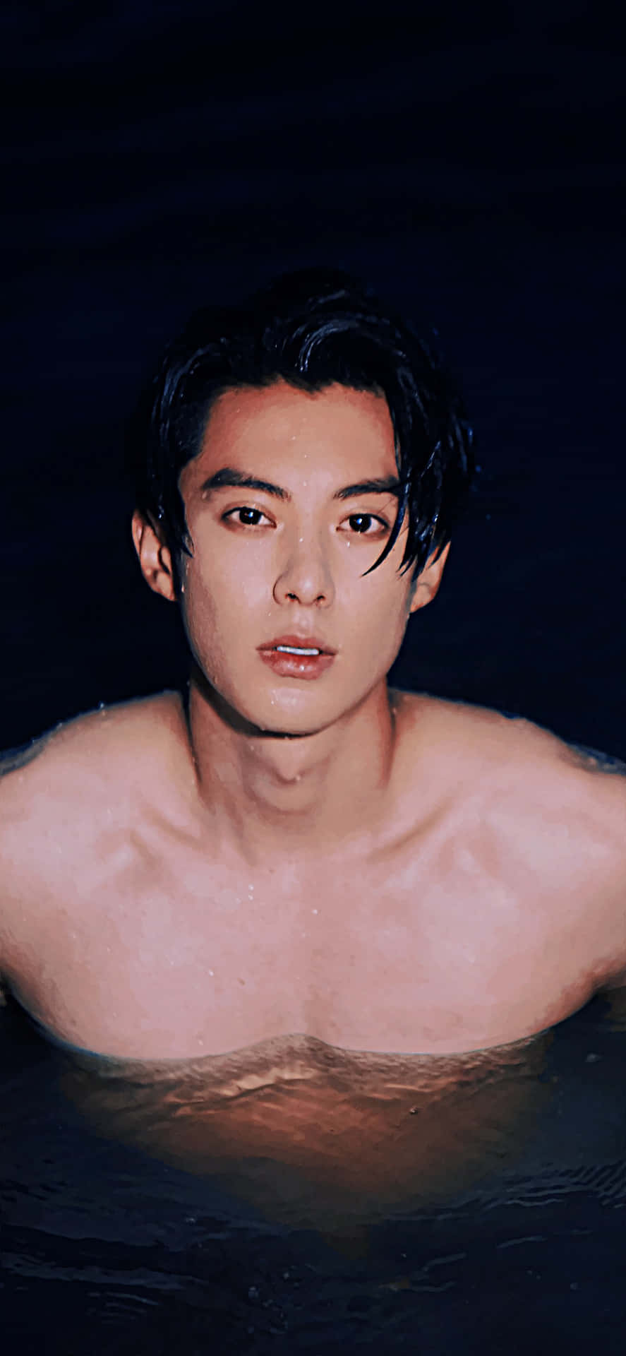 Dylan Wang 桌布 壁紙 — 一名年輕男子濕透的黑髮從深水中浮現，在憂鬱的藍色燈光下。