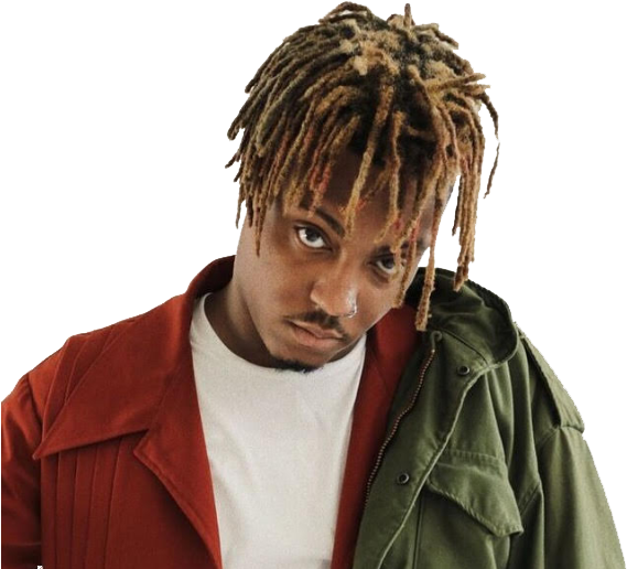 Juice WRLD 桌布 壁紙 — 一名年輕男子留著紋理辮子，在黑色背景下穿著紅色外套套在綠色外套上，凝視著。