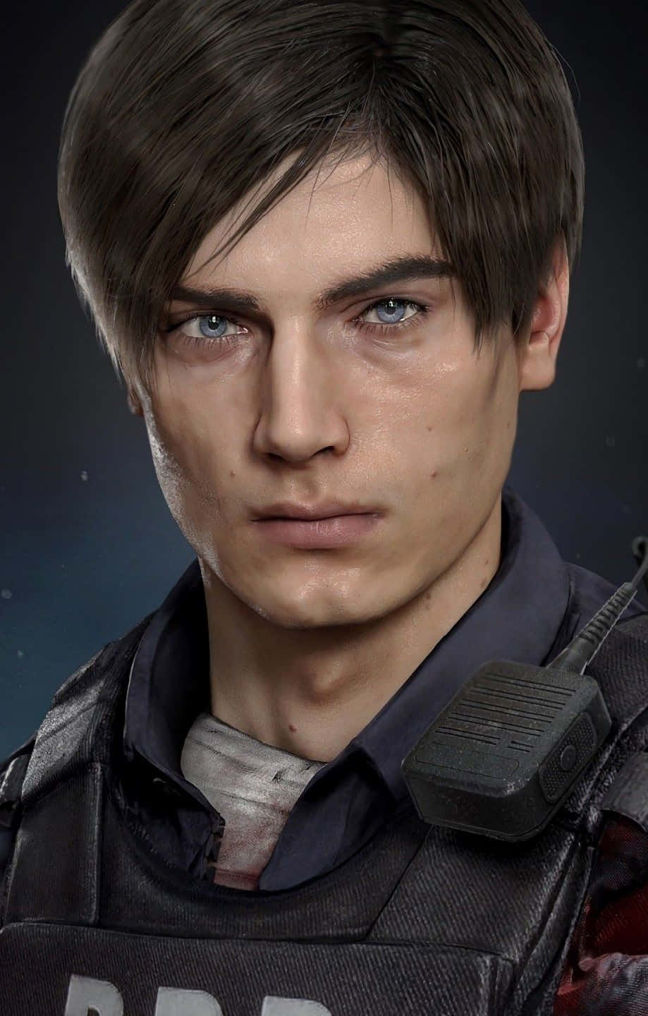 Resident Evil iPhone 桌布 壁紙 — 一名年輕男子的特寫肖像，擁有強烈的藍色眼睛和深色頭髮，穿著帶有無線電的戰術背心。