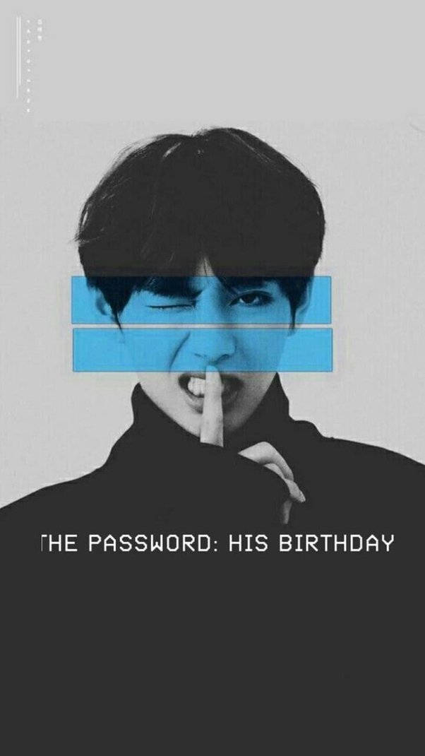 BTS 鎖定螢幕 桌布 壁紙 — 一名年輕男子眨眼並將手指放在嘴唇上，藍色條紋遮住他的眼睛，背景為灰色並帶有文字。