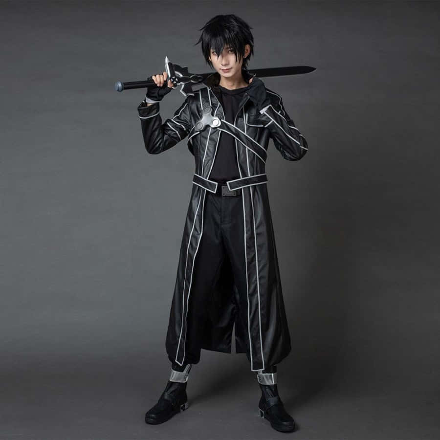 Sword Art Online Cosplay 桌布 壁紙 — 一名年輕男子穿著黑白cosplay服裝，在灰色攝影棚背景前將劍扛在肩上。