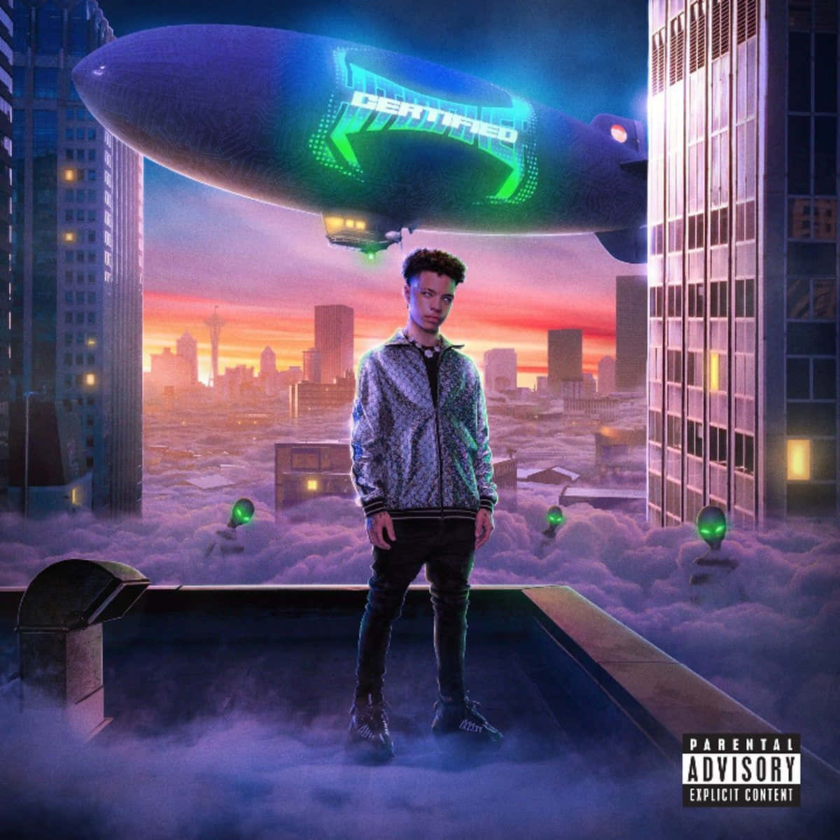 Lil Mosey 桌布 壁紙 — 一名年輕男子站在屋頂上，一艘發光的霓虹飛船在日落時分的城市天際線上漂浮。
