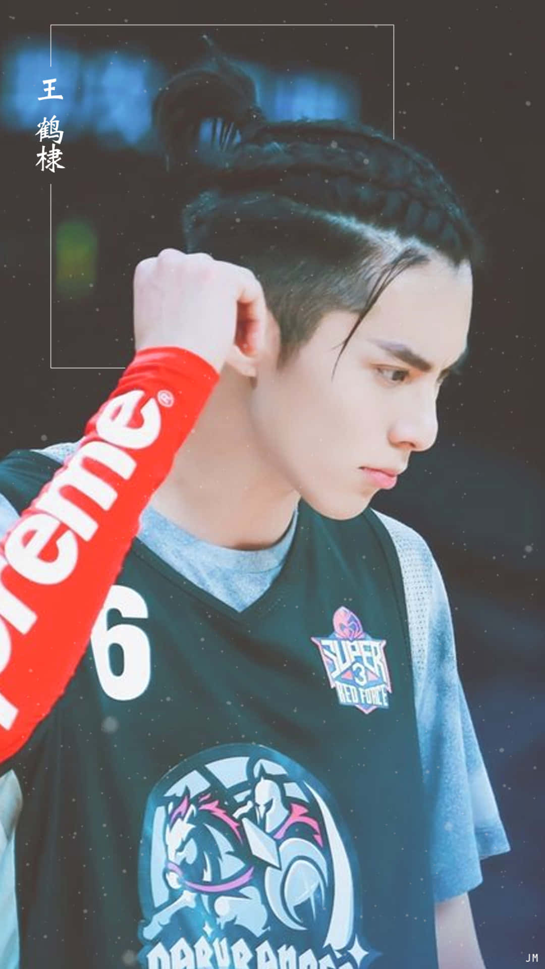 Dylan Wang 桌布 壁紙 — 一名年輕男子編著辮子，穿著紅色Supreme袖子的籃球球衣，正在調整耳朵。
