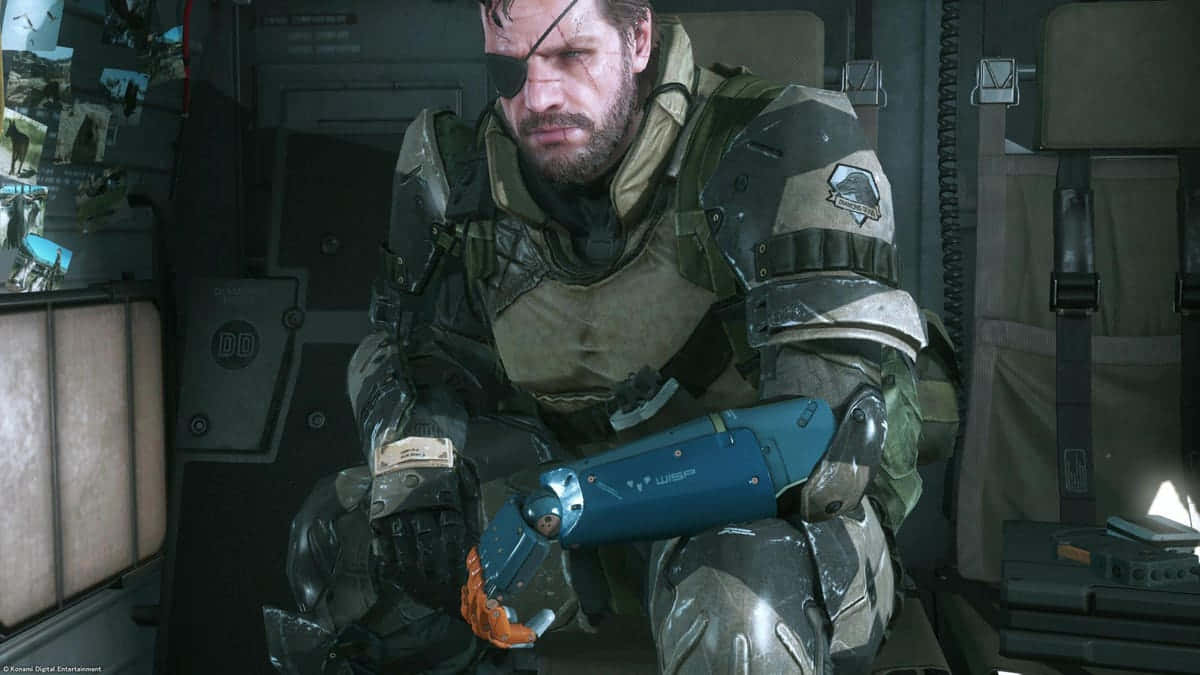 Metal Gear Solid Characters 桌布 壁紙 — 一名強悍的士兵戴著眼罩和機械手臂，坐在光線昏暗的軍用車輛內。