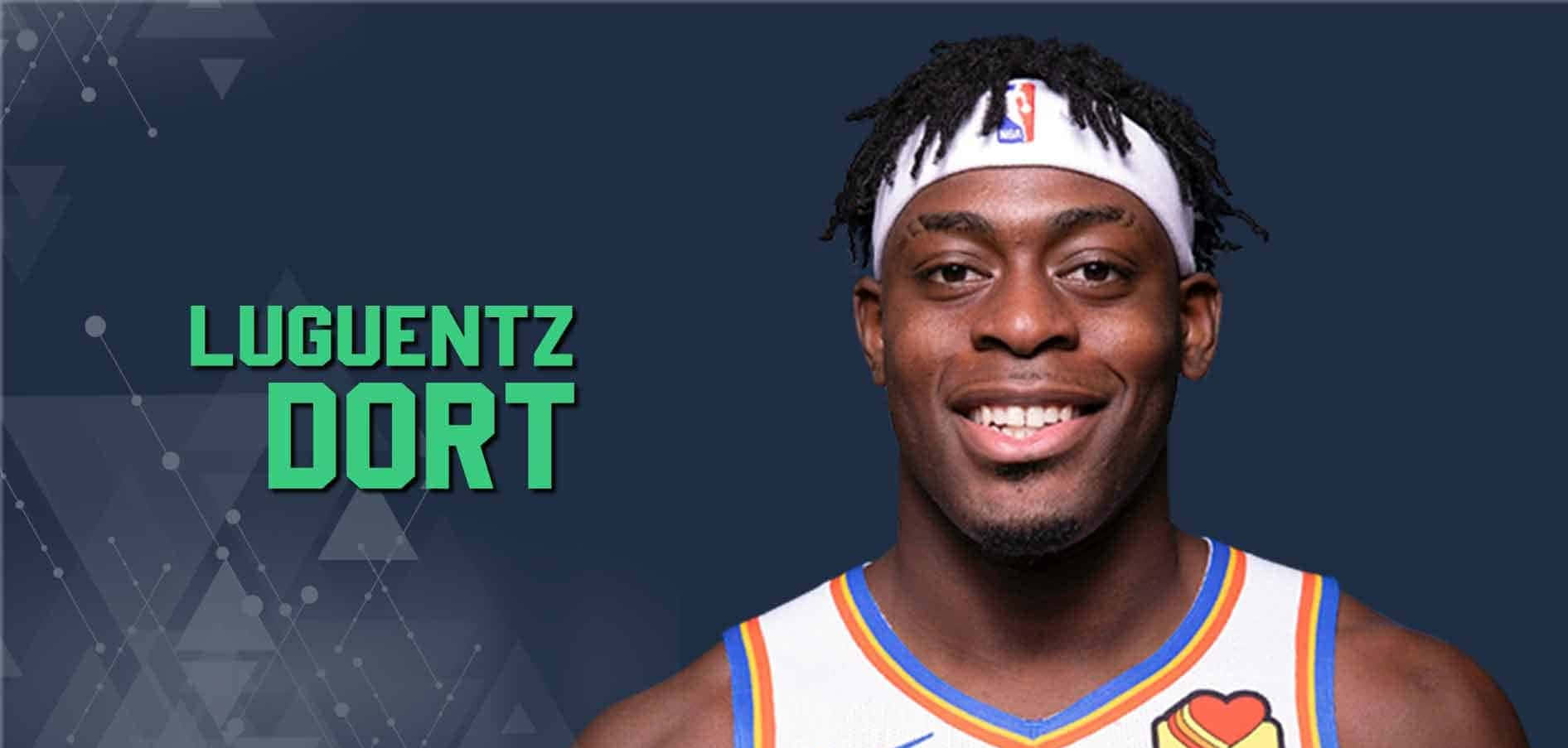 NBA 桌布 壁紙 — 一名微笑的籃球運動員，身穿帶有橙色和藍色飾邊的白色球衣，背景為深色幾何圖案。