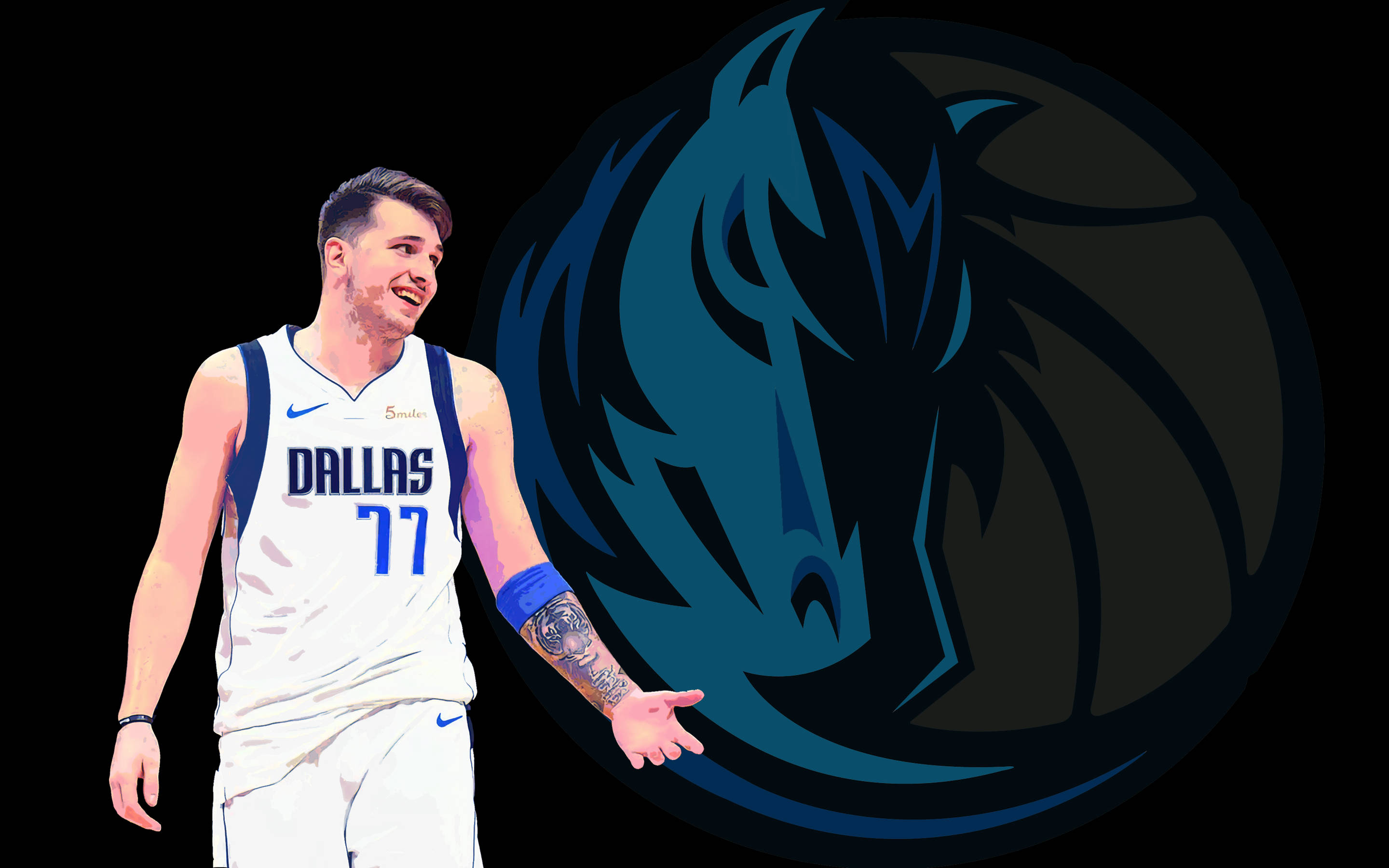 Luka 桌布 壁紙 — 一名微笑的籃球運動員身穿達拉斯獨行俠球衣，站在黑色背景前，球隊的藍色馬標誌在身後。
