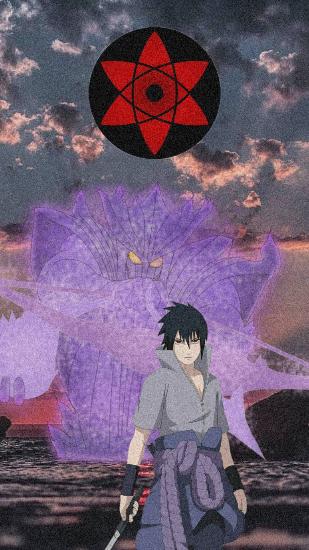 Sasuke Susanoo 桌布 壁紙 — 一名忍者站在巨大的紫色查克拉獸面前，暮色天空上方漂浮著紅色輪迴眼符號。