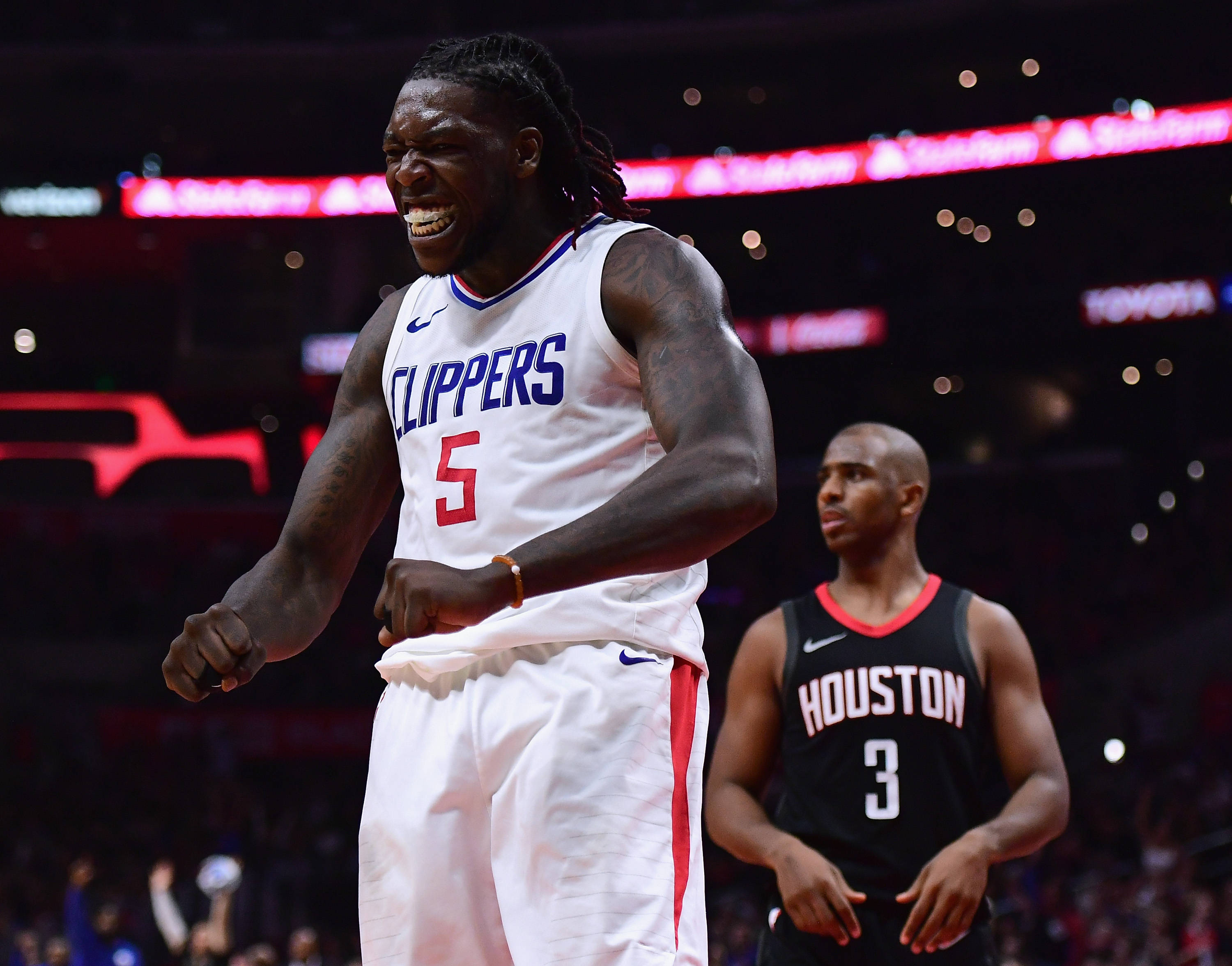montrezl harrell 桌布 壁紙 — 一名快艇籃球球員在球場上勝利咆哮，而一名休士頓對手在背景觀看。