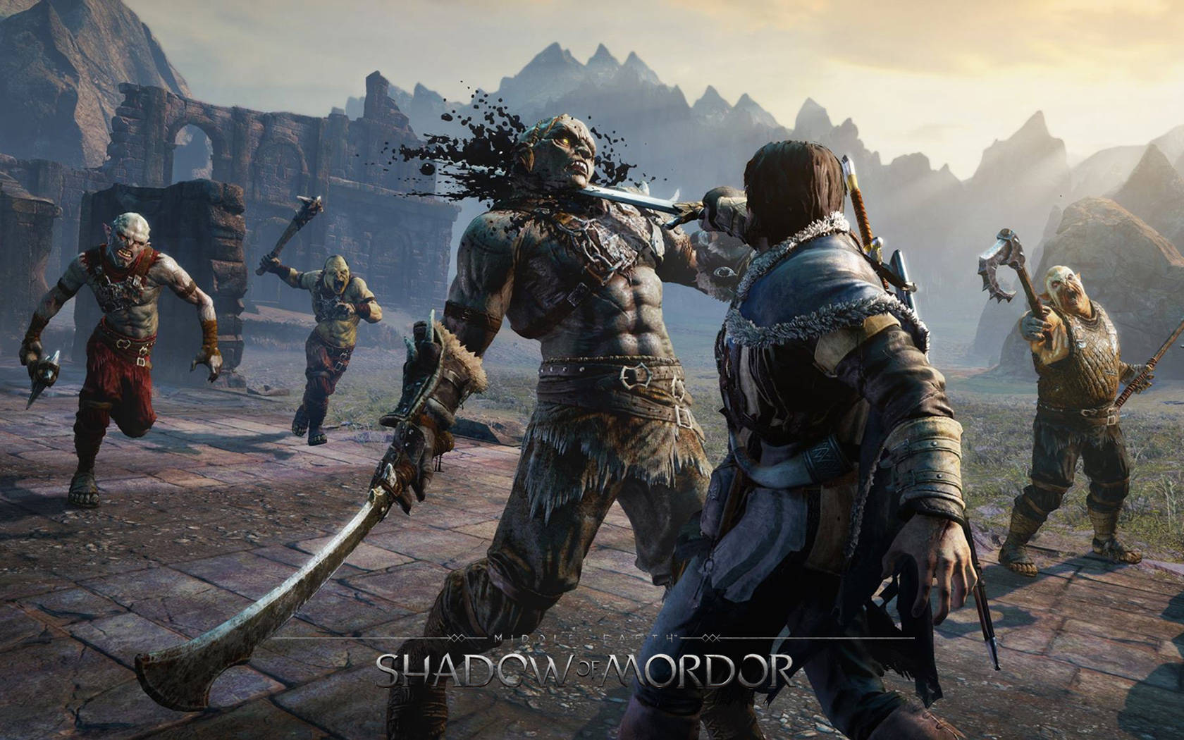 middle earth shadow of war 桌布 壁紙 — 一名戰士在廢墟石庭院中與巨型獸人戰鬥，其他獸人在朦朧天空下推進。