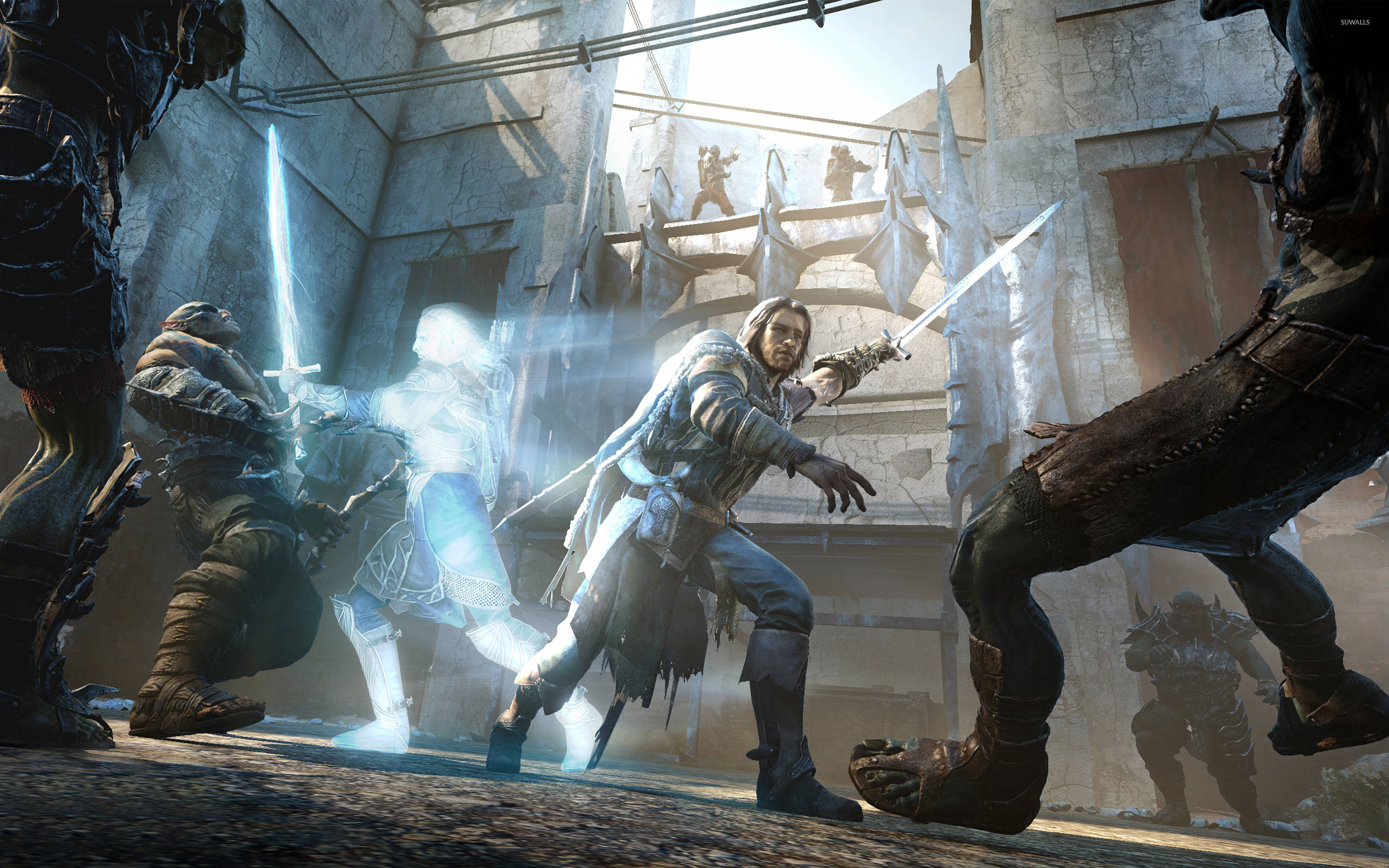 middle earth shadow of war 桌布 壁紙 — 一名戰士在陽光普照的廢墟中，用發光的劍和幽靈盟友與多個敵人戰鬥。