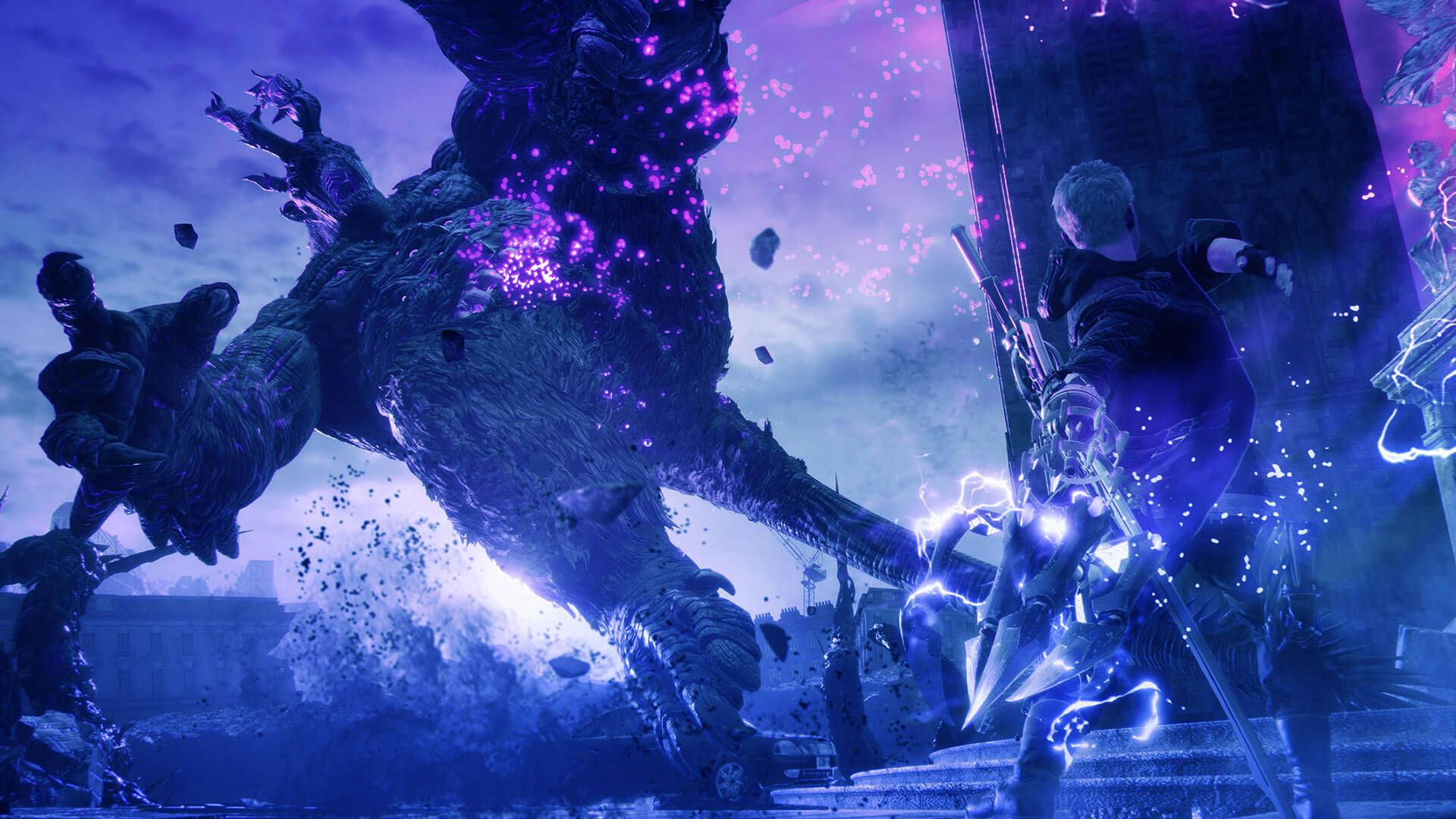 Devil May Cry 5 桌布 壁紙 — 一名戰士在風暴暮色天空下，於破碎的城市戰場中斬向一隻巨大的紫色怪物。