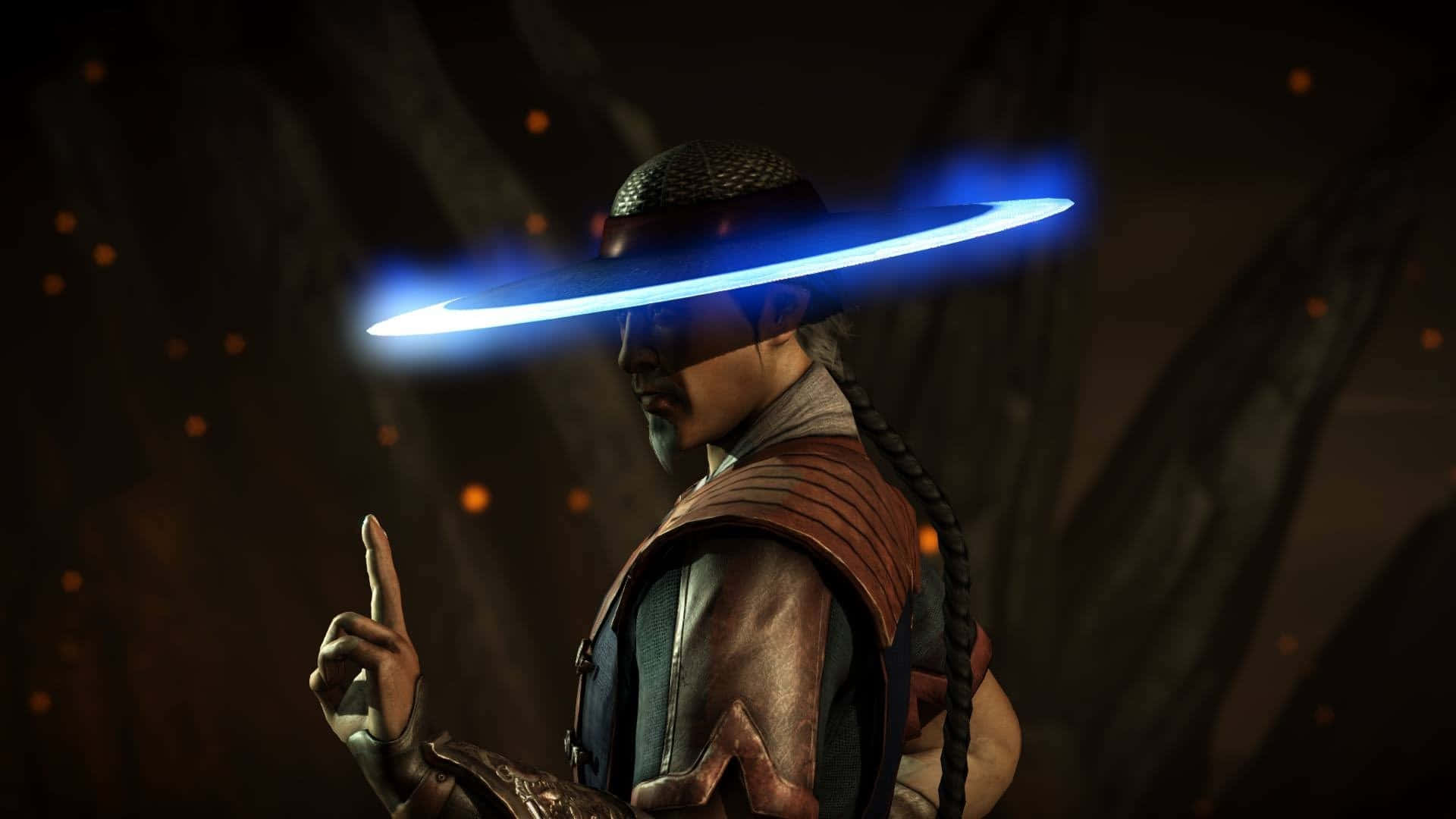 Mortal Kombat Kung Lao 桌布 壁紙 — 一名戰士在黑暗森林中，專注地將發光的藍色能量劍高舉過頭。