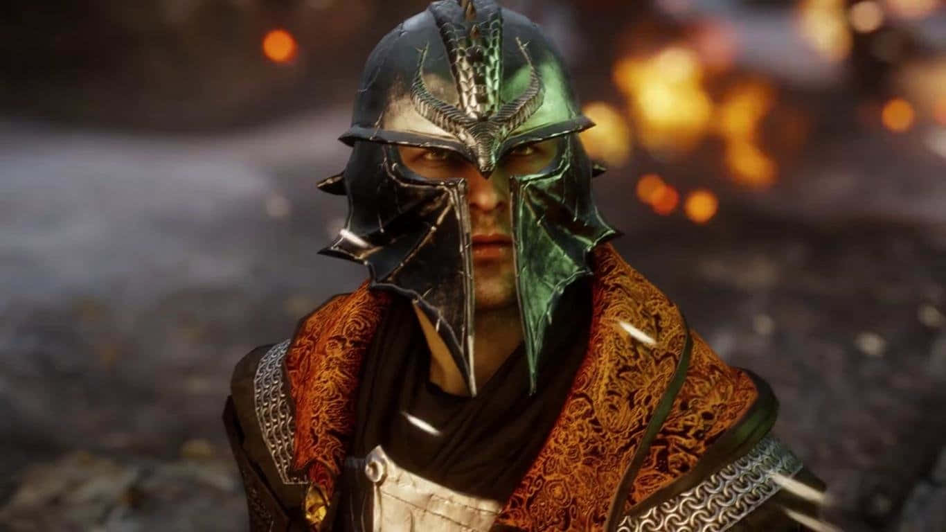 1366x768 Dragon Age Inquisition 桌布 壁紙 — 一名戰士戴著華麗的綠色和黑色頭盔，眼睛發光，在熾熱模糊的背景中凝視。