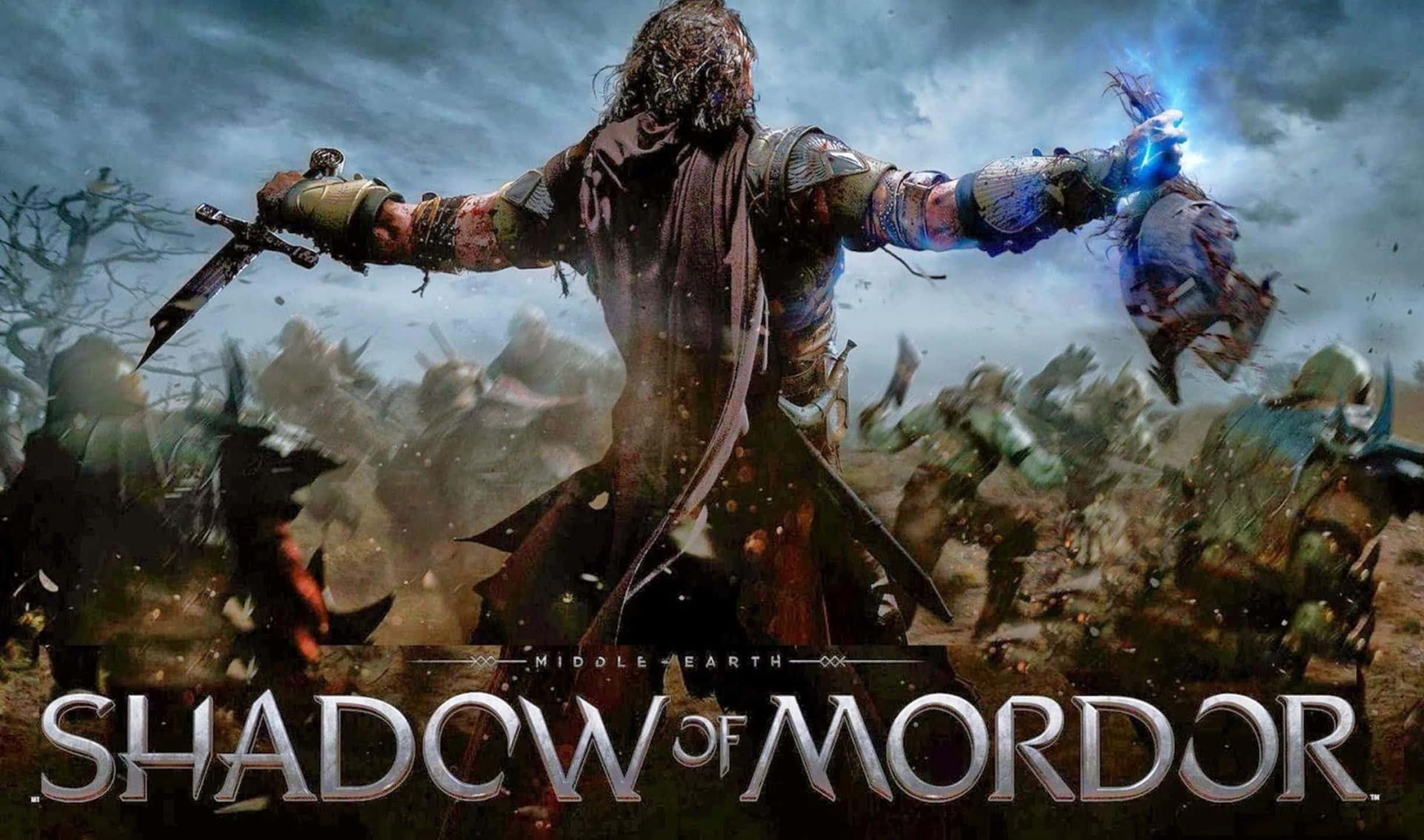 2440x1440 Shadow Of Mordor 桌布 壁紙 — 一名戰士手持發光藍色手和劍，背光站立在中土世界的暴風雨戰場上，面對半獸人。