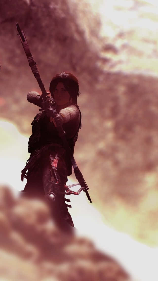 iPhone Xs Rise Of The Tomb Raider 桌布 壁紙 — 一名戰士持步槍站在懸崖邊，背景是熾熱的日落天空。