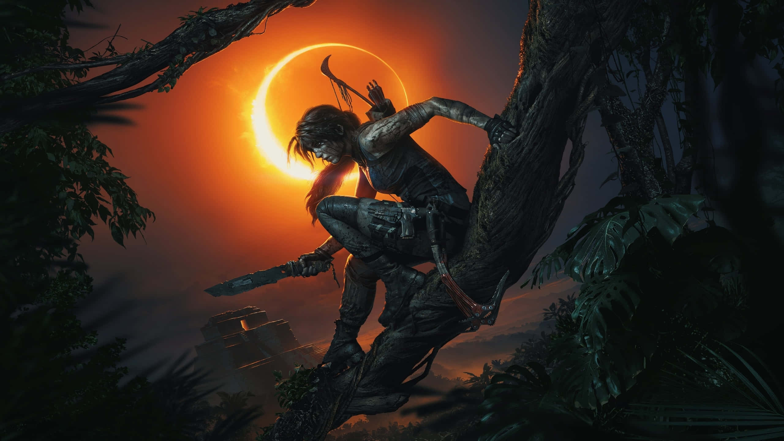 1440p Shadow Of The Tomb Raider 桌布 壁紙 — 一名戰士攀附在樹枝上，背景是熾熱的日食天空，下方是茂密叢林中的古老遺跡。