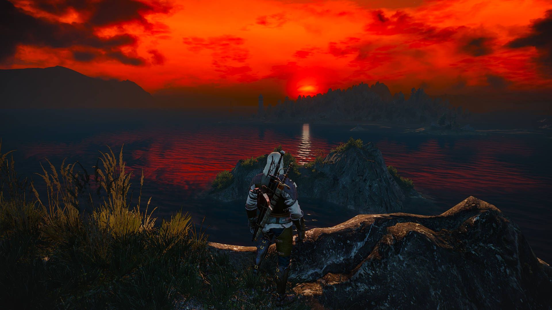 witcher 4K 桌布 壁紙 — 一名戰士站在岩石峭壁上，俯瞰著日落時分的廣闊湖泊，天空燃燒著火紅和橙色。