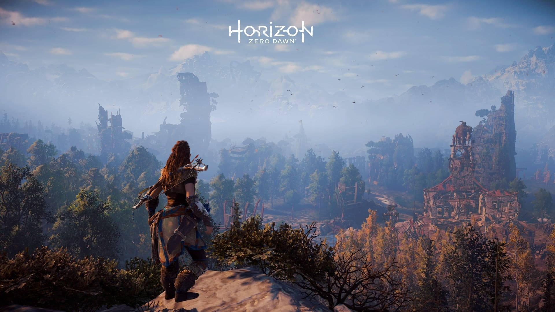 Horizon 桌布 壁紙 — 一名戰士站在懸崖頂上，俯瞰著霧氣瀰漫的森林和古代遺跡，天空柔和湛藍。