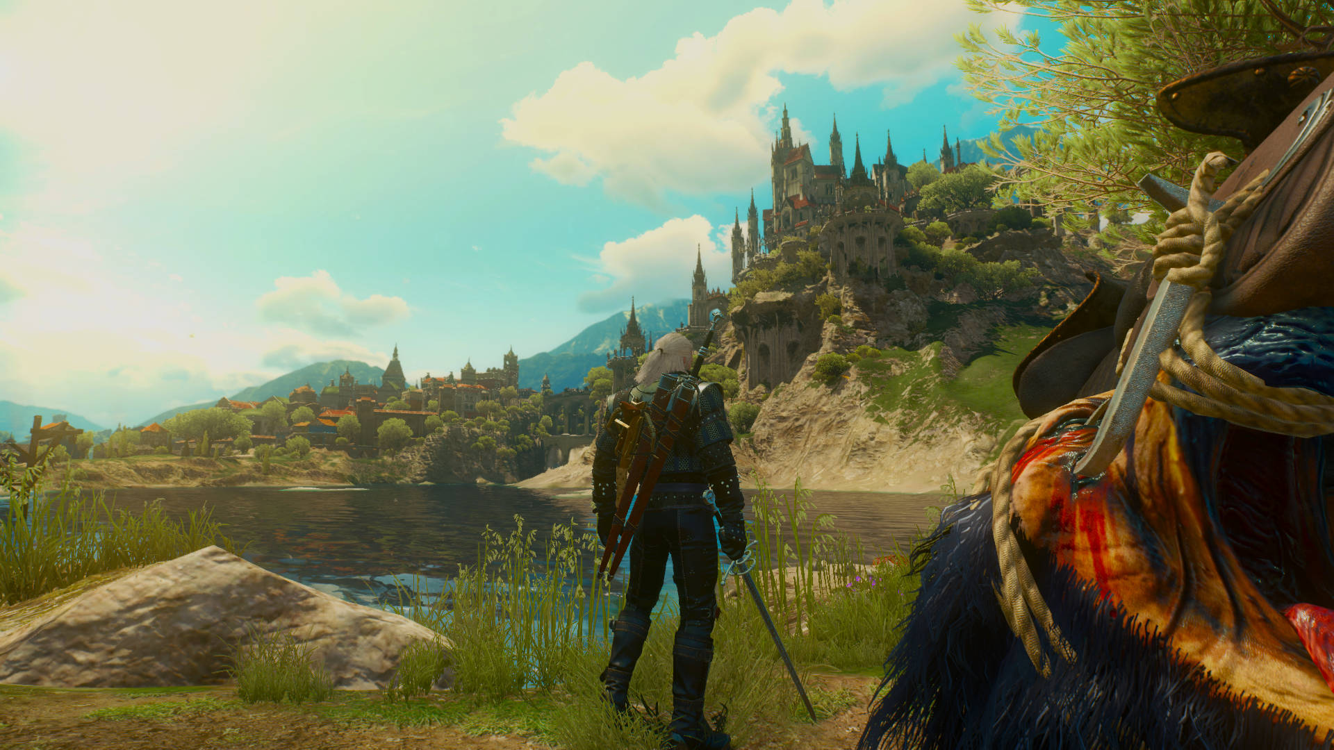 witcher 4K 桌布 壁紙 — 一名戰士站在河邊，凝視著明亮天空下坐落在山丘上的城堡。