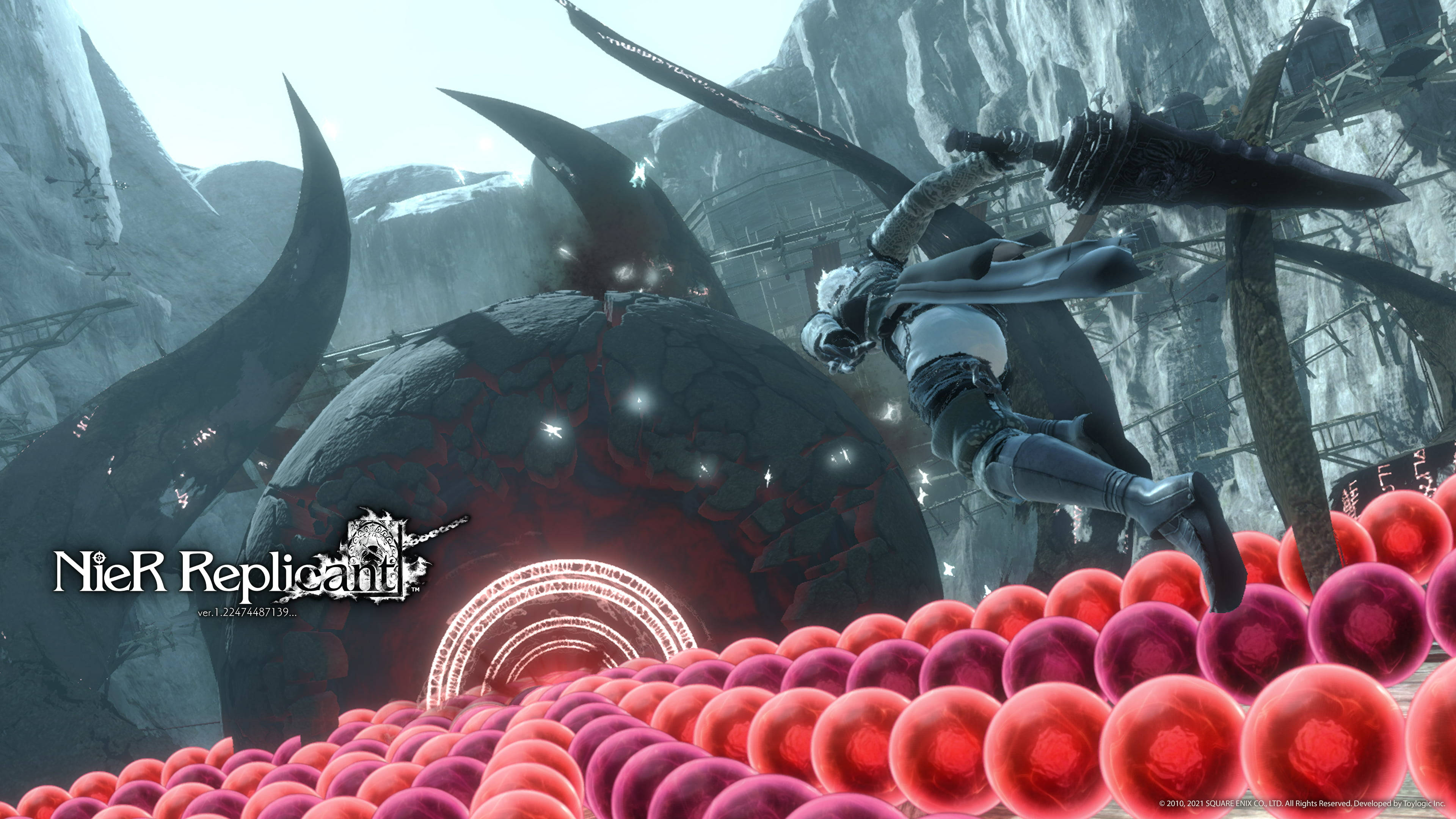 Nier 桌布 壁紙 — 一名戰士跳過一個超現實的景觀，其中有發光的紅色球體和鋸齒狀的岩石 formations，揮舞著一把巨大的劍。