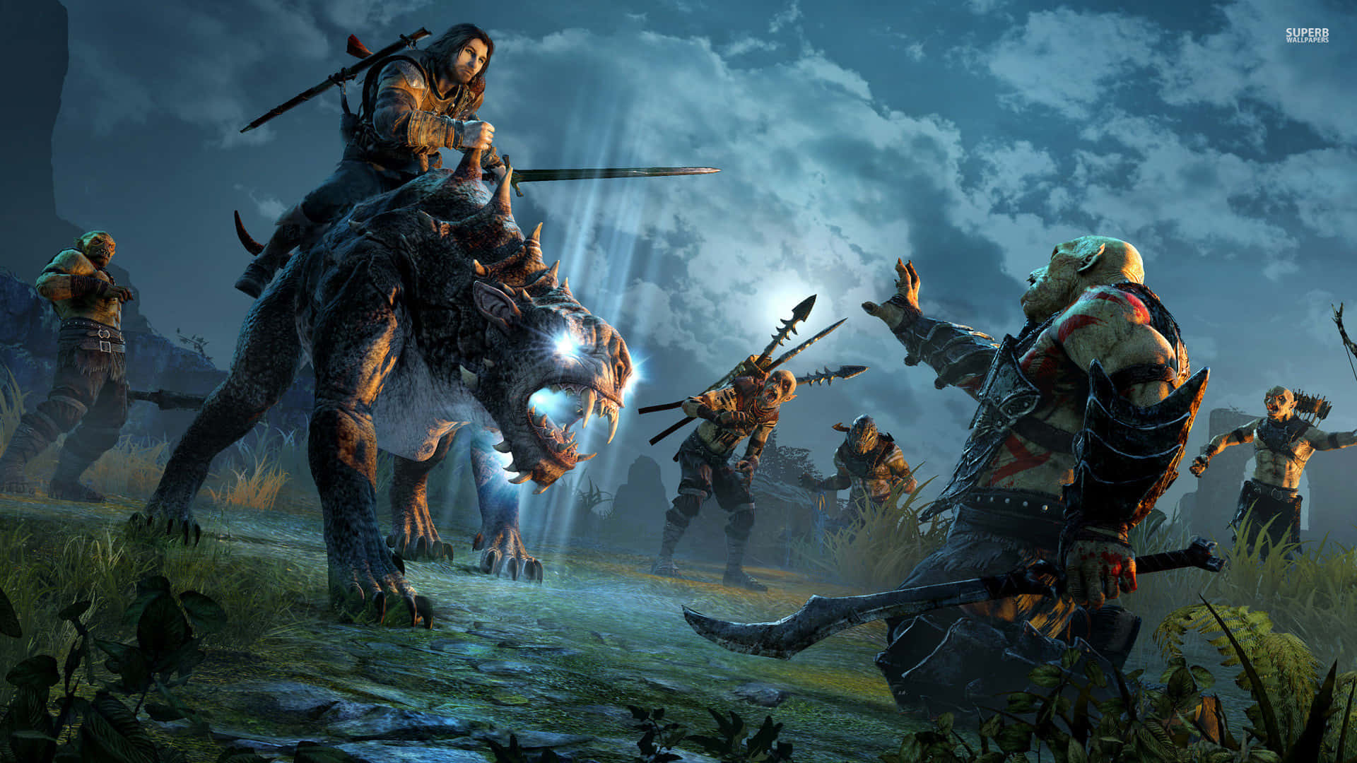 Best Shadow Of Mordor 桌布 壁紙 — 一名戰士騎著一頭發光眼睛的野獸穿過霧氣瀰漫的暮色田野，而裝甲敵人在電影般的奇幻戰鬥中衝鋒。