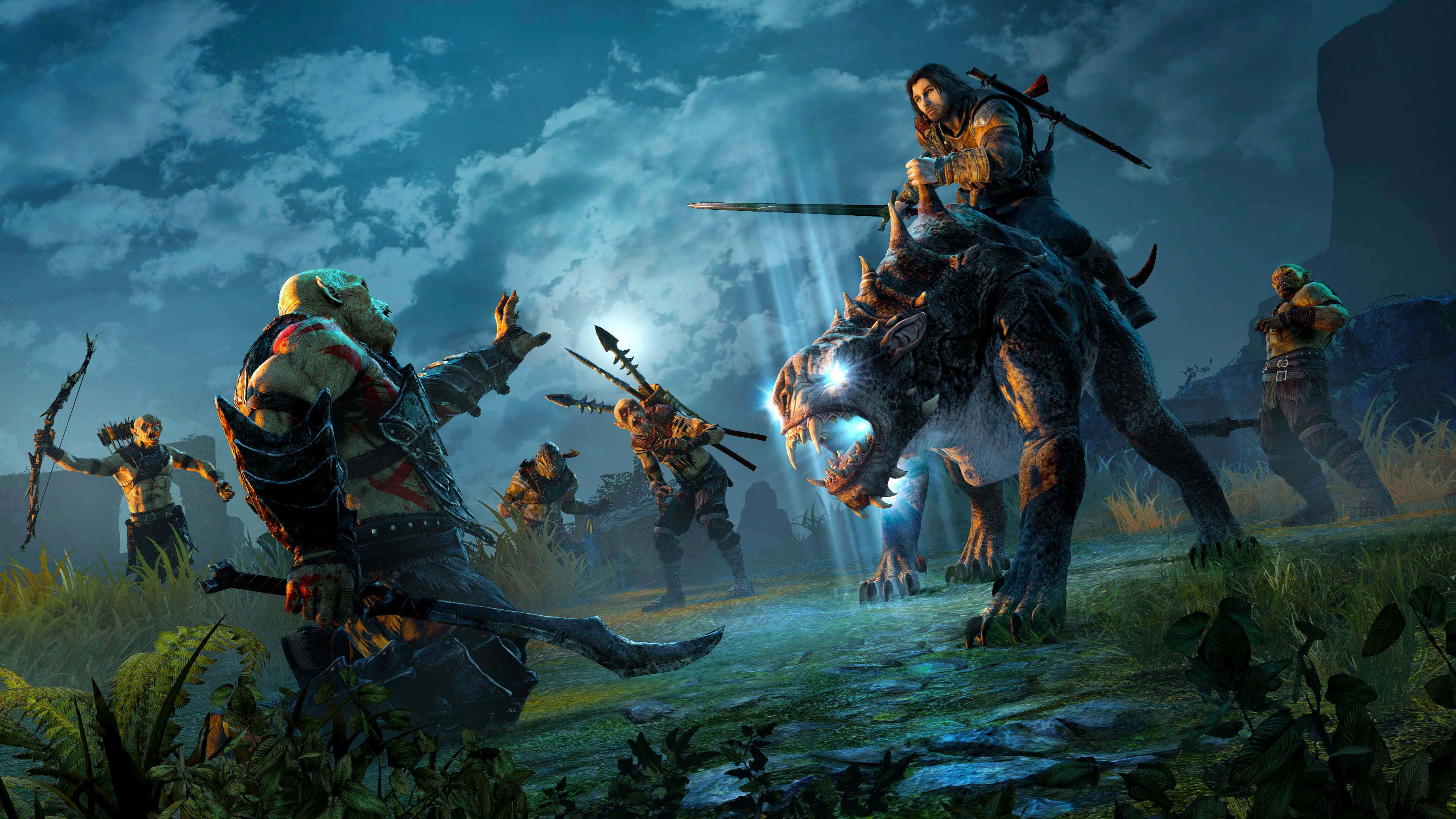 shadow of war 4K 桌布 壁紙 — 一名戰士騎著發光的野獸穿過迷霧籠罩的暮色森林，獸人拔劍衝鋒。