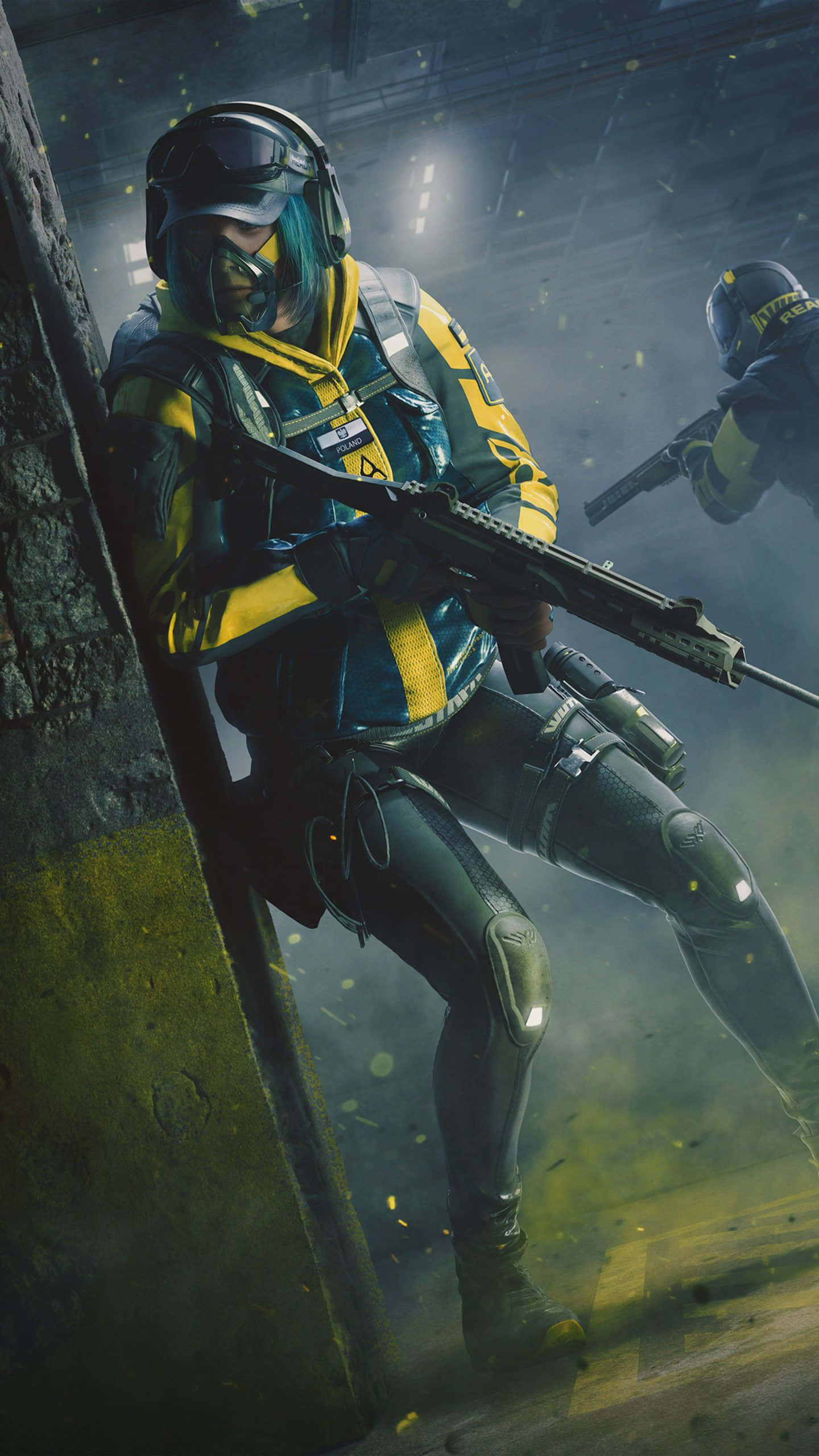 Android Rainbow Six Siege 桌布 壁紙 — 一名戰術士兵身穿黃色和藍綠色裝備，在煙霧瀰漫的城市戰鬥區域中蹲在掩體後方，火花四濺。