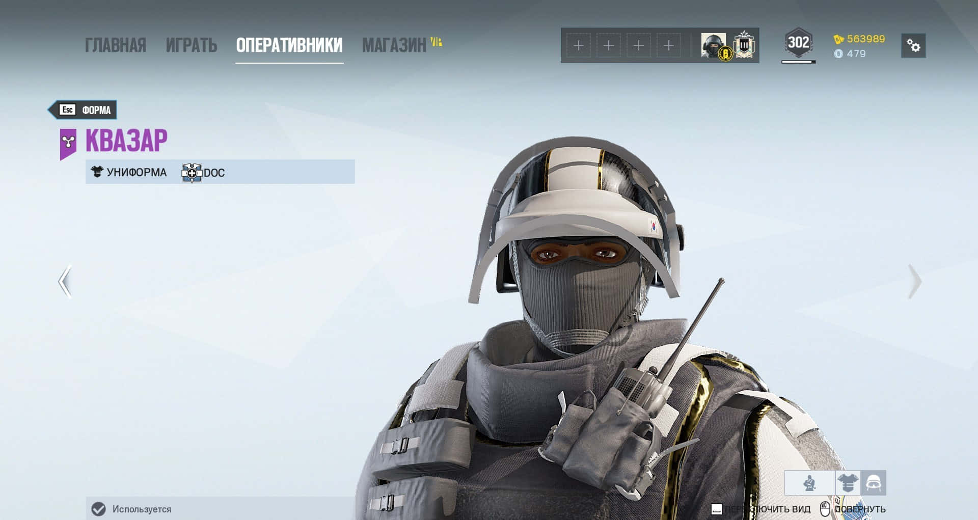 Rainbow Six Siege Doc 桌布 壁紙 — 一名戰術操作員戴著灰白色頭盔和面具，帶有金色點綴，站在遊戲選單介面中。