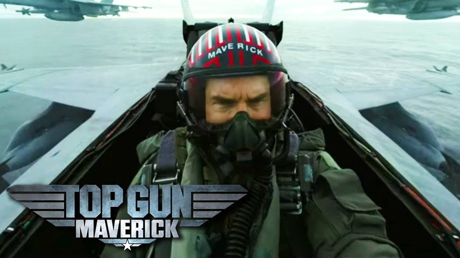 Action 桌布 壁紙 — 一名戰鬥機飛行員在噴射機駕駛艙內，頭盔上寫有「MAVE RICK」，被其他飛機環繞在陰雲密佈的天空中。