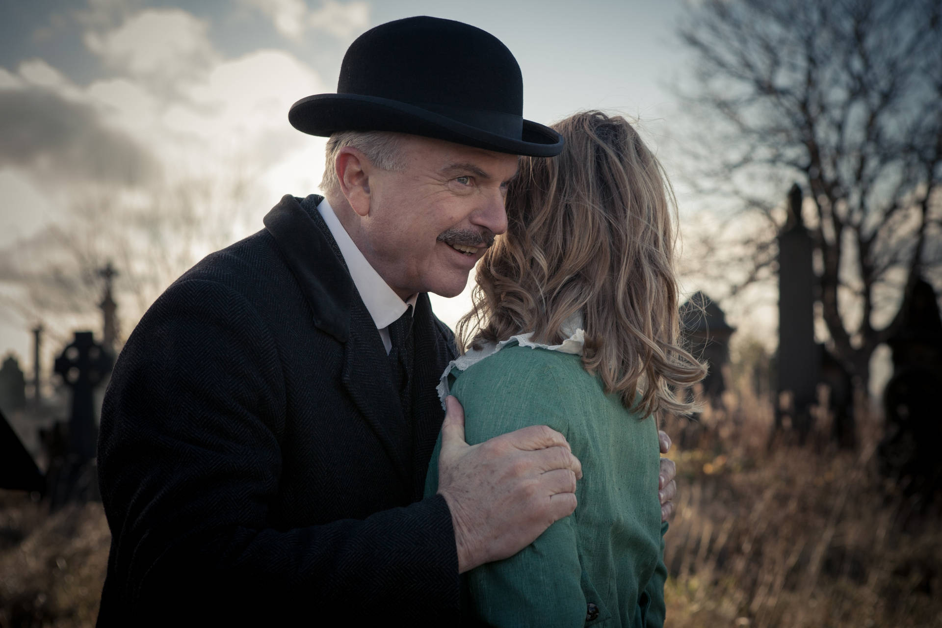 戴圓頂禮帽男子在黃昏墓園擁抱女子 — Peaky Blinders 壁紙