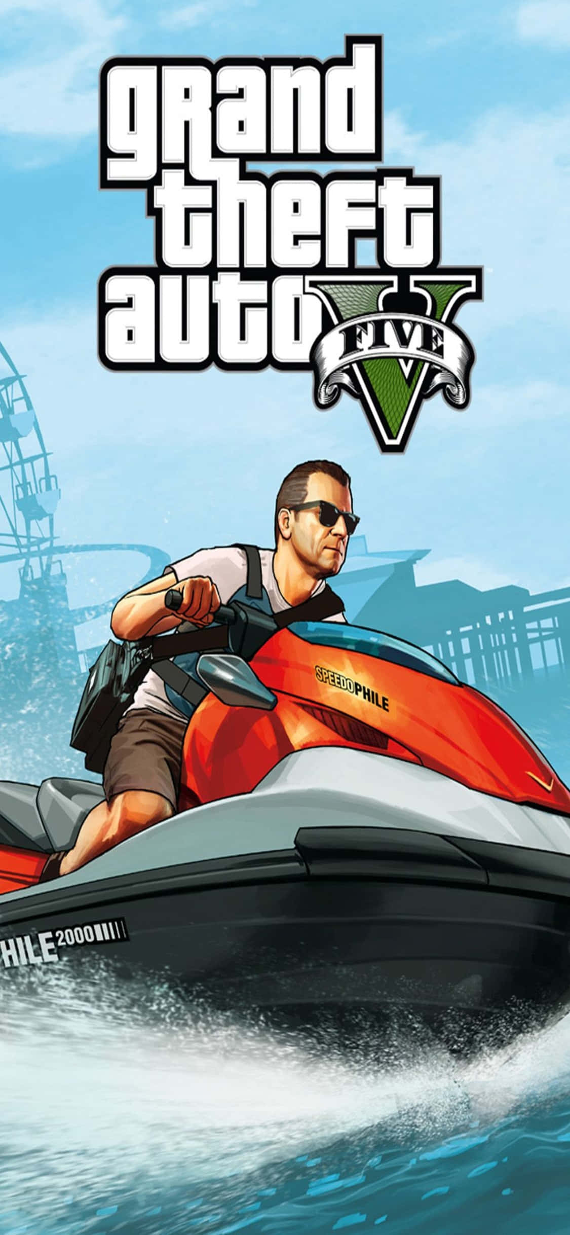 Grand Theft Auto V 桌布 壁紙 — 一名戴太陽眼鏡的男子在明亮的天空下，駕駛紅色水上摩托車穿越波濤洶湧的藍色海水，上方有 Grand Theft Auto V 標誌。