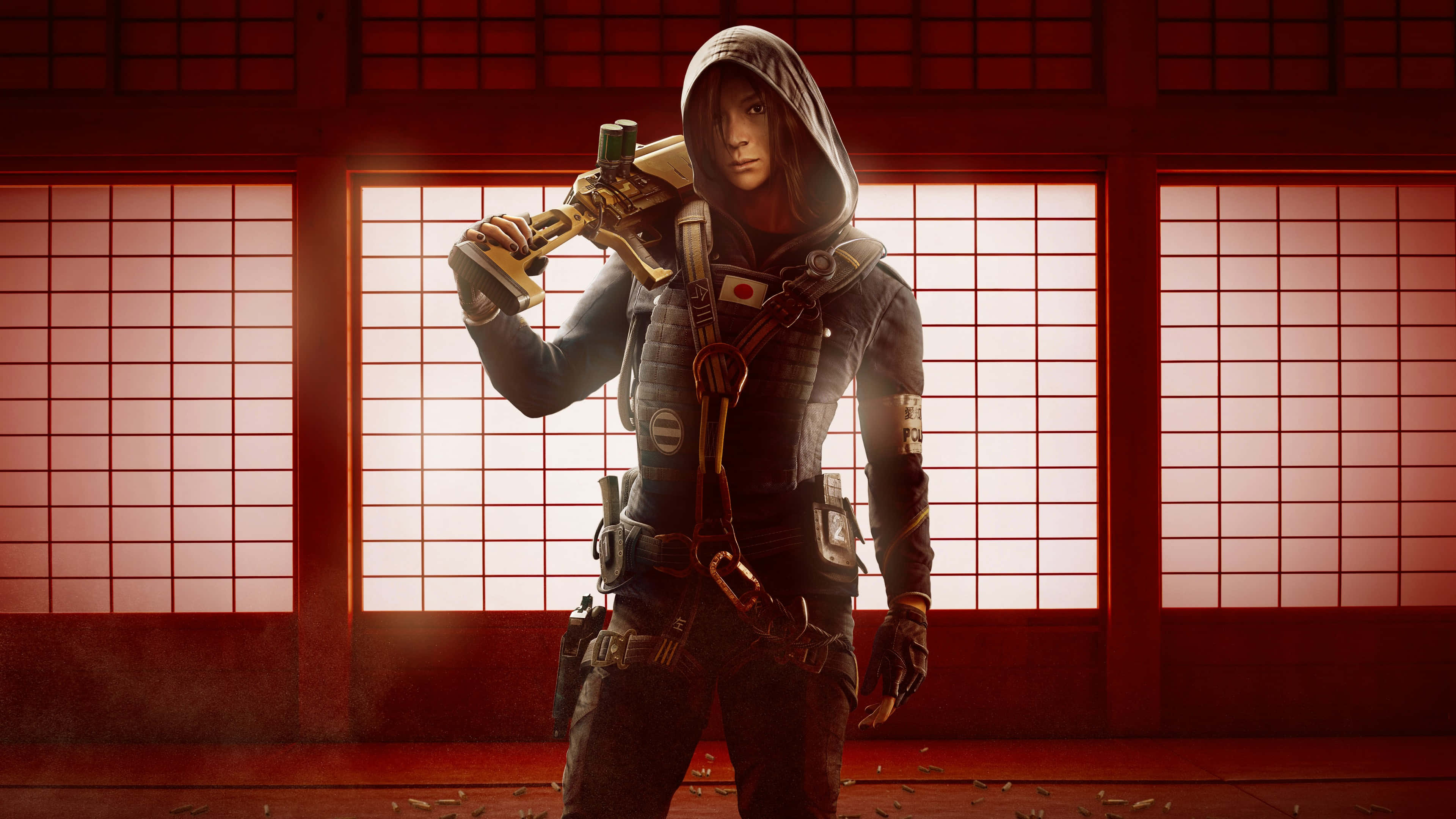 Rainbow Six Siege Operators 桌布 壁紙 — 一名戴帽子的女兵手持步槍，站在一個被障子門溫暖紅光籠罩的傳統日式房間中。