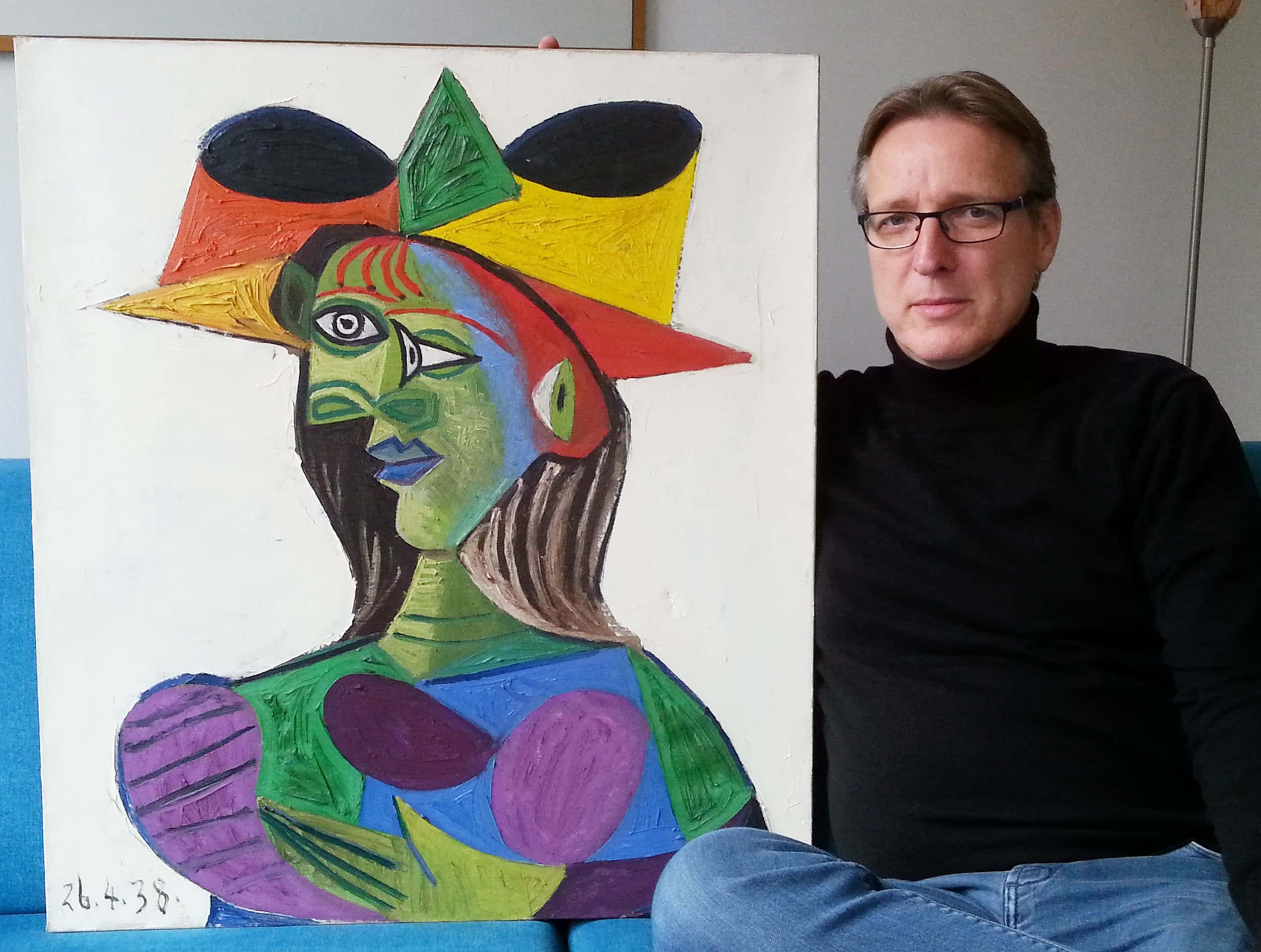 Picasso 桌布 壁紙 — 一名戴眼鏡的男子手持一幅色彩鮮豔的立體派畫作，畫中女子擁有幾何臉孔和彩色帽子。