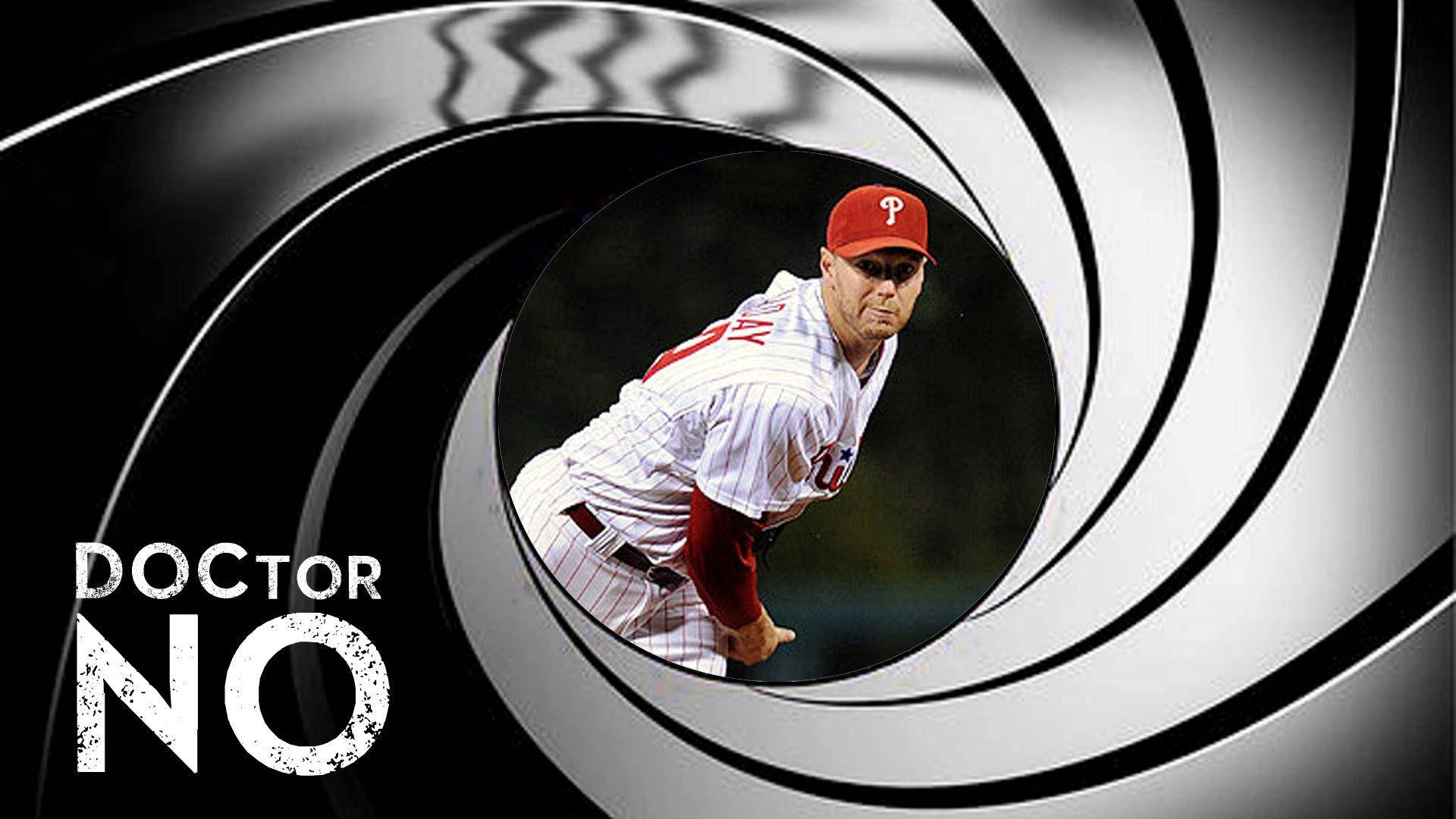 roy halladay 桌布 壁紙 — 一名戴紅色帽、穿白色條紋球衣的棒球選手，透過印有「DOCTOR NO」字樣的詹姆士·龐德槍管窺視。