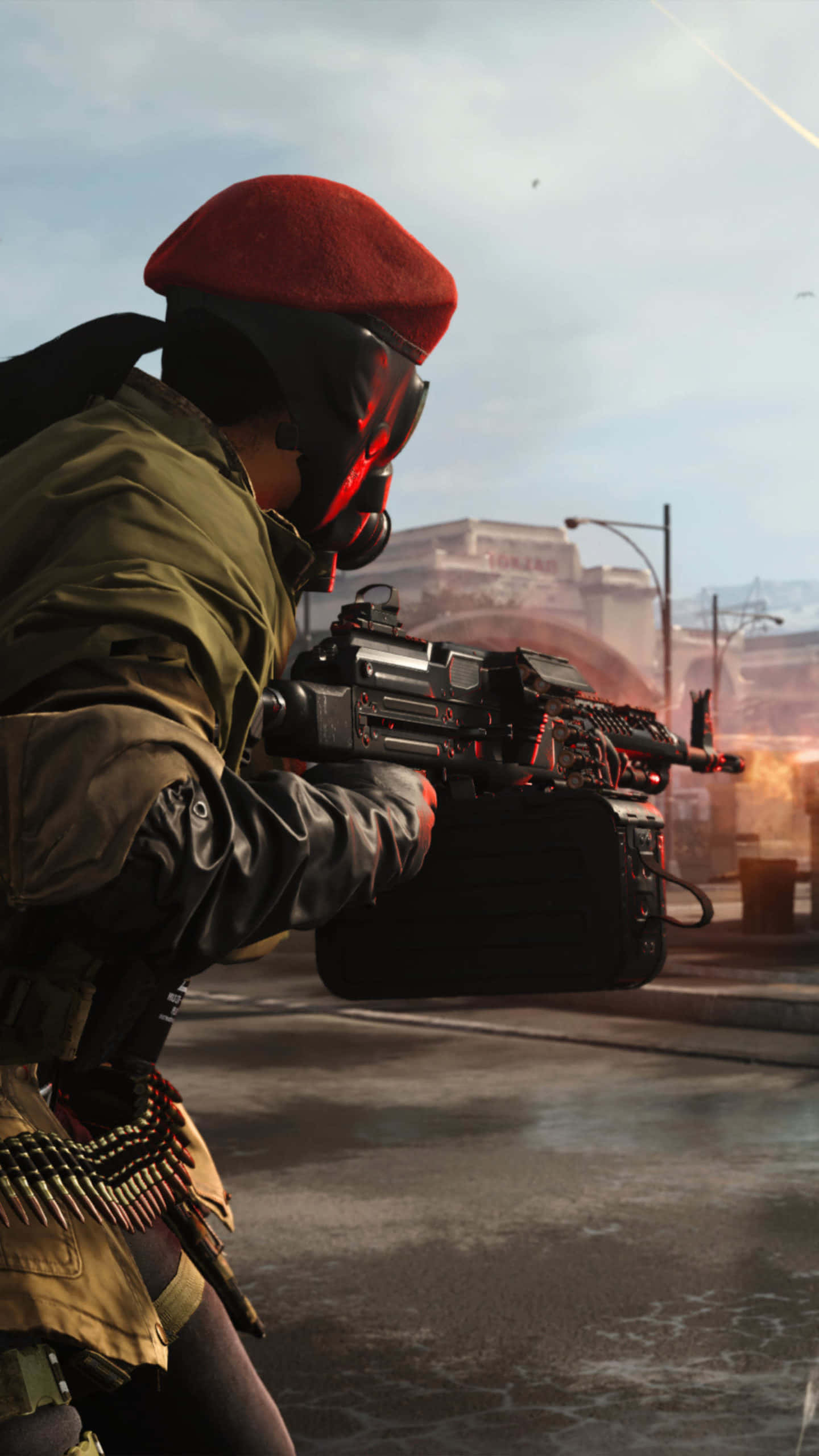 Call Of Duty 2020 桌布 壁紙 — 一名戴紅色貝雷帽、身穿戰術裝備的士兵在煙霧瀰漫、遠處有爆炸的戰亂城市街道上發射重型機槍。