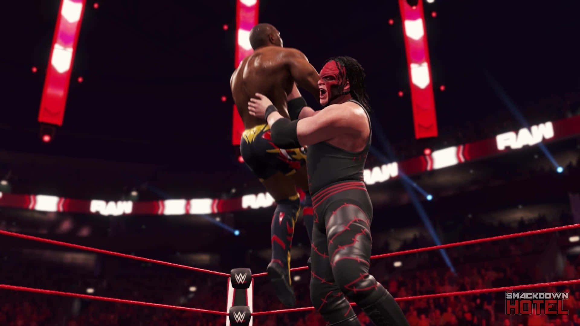 WWE 桌布 壁紙 — 一名戴紅色面具的摔角手在明亮的競技場燈光下，將對手高舉過擂台繩索。