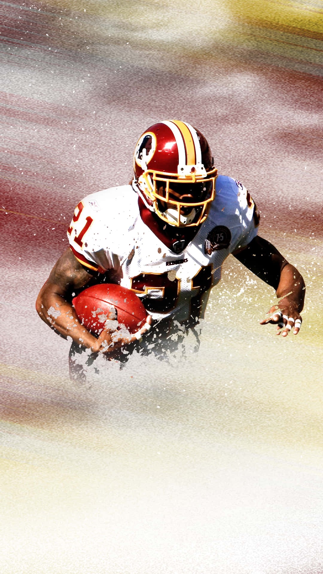 Washington Redskins 桌布 壁紙 — 一名戴紅色頭盔、身穿白色球衣的美式足球員，在緊抱球時衝過泥水飛濺。