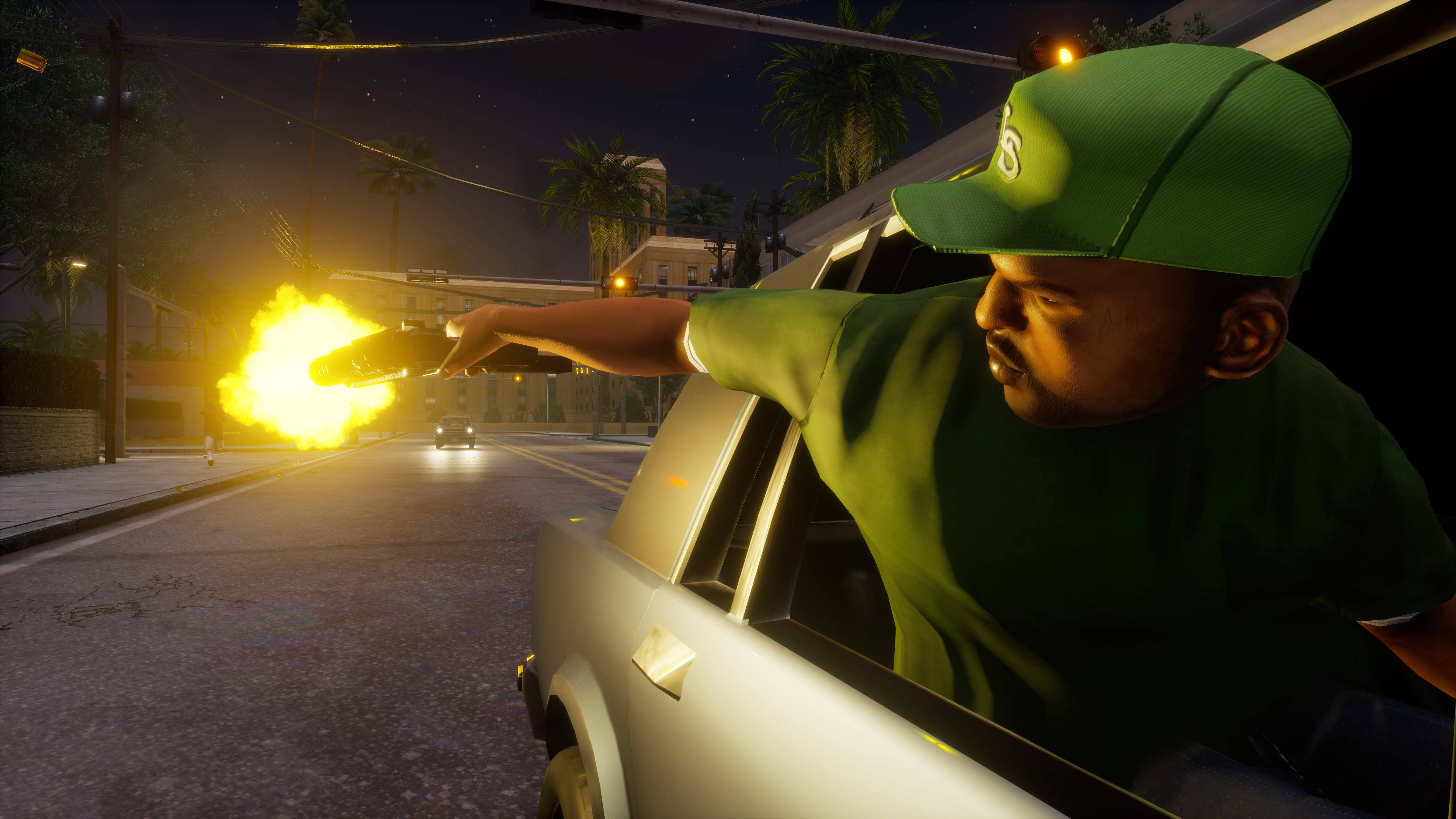 GTA 聖安地列斯 桌布 壁紙 — 一名戴綠色帽子、穿綠色襯衫的男子在夜晚從車窗探出身體，向一條兩旁種滿棕櫚樹的街道發射火焰噴射器。