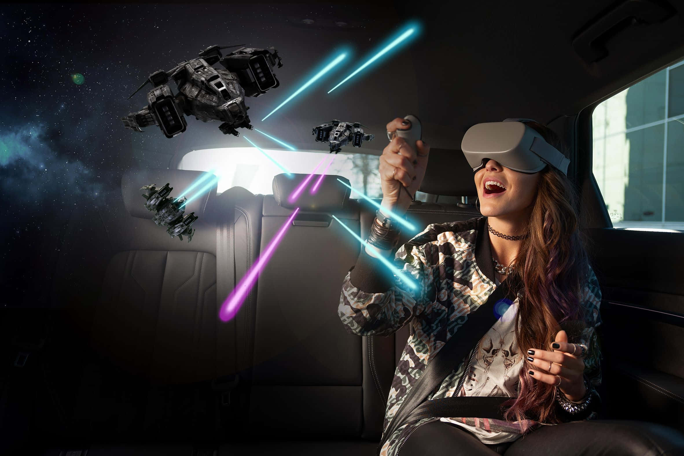 vr 桌布 壁紙 — 一名戴著VR頭戴式裝置的女士在車內，愉快地向繁星銀河中的未來太空船發射雷射。