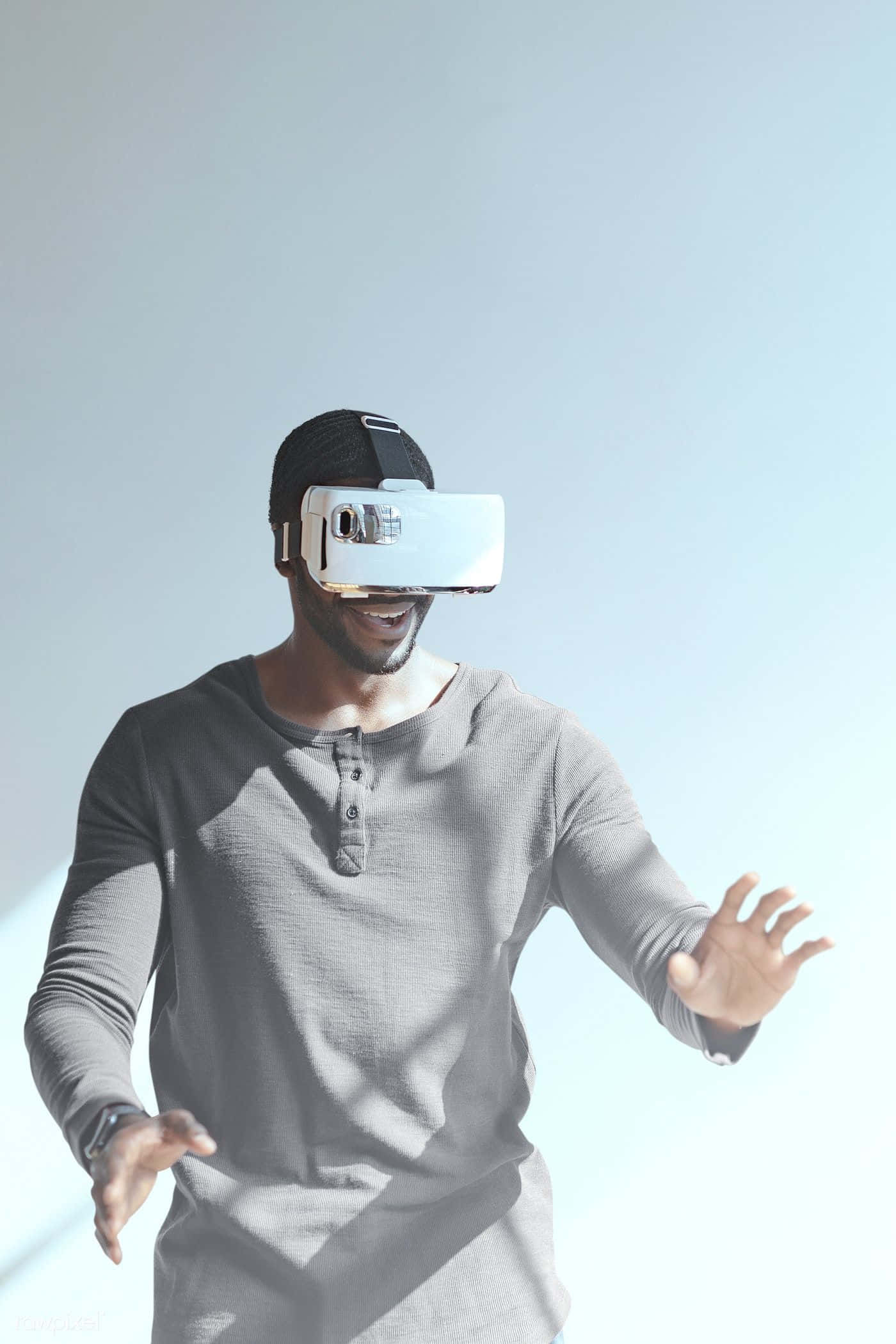 vr 桌布 壁紙 — 一名戴著VR頭戴式裝置的男子微笑並張開雙手做手勢，背景明亮簡約。