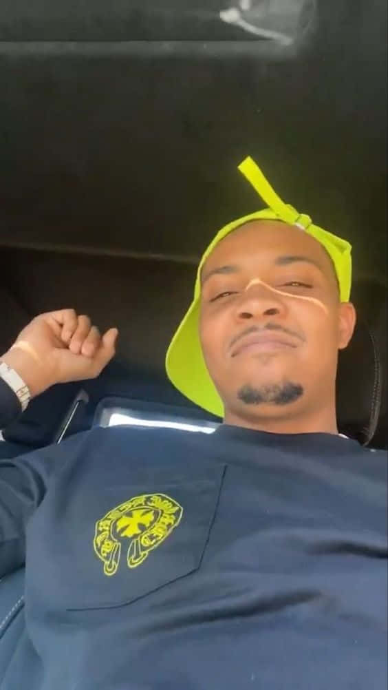 Herbo iPhone 桌布 壁紙 — 一名戴著亮黃色帽子和深藍色EMS襯衫的男子，在汽車座椅上向後靠著頭閉上眼睛。