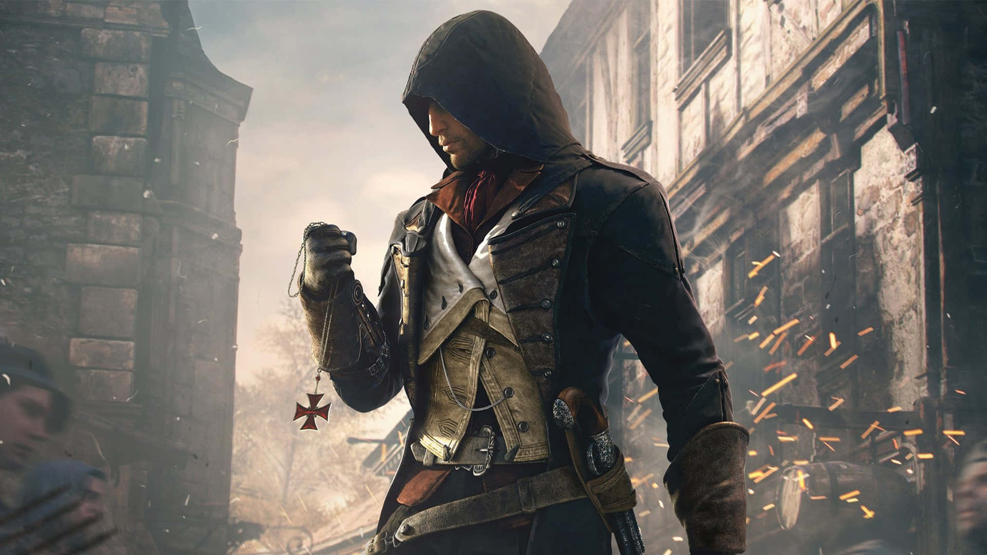 Arno Dorian 桌布 壁紙 — 一名戴著兜帽的刺客，身穿細節豐富的歷史風格外套，站在灰暗的歐洲街道上，周圍火花四濺。