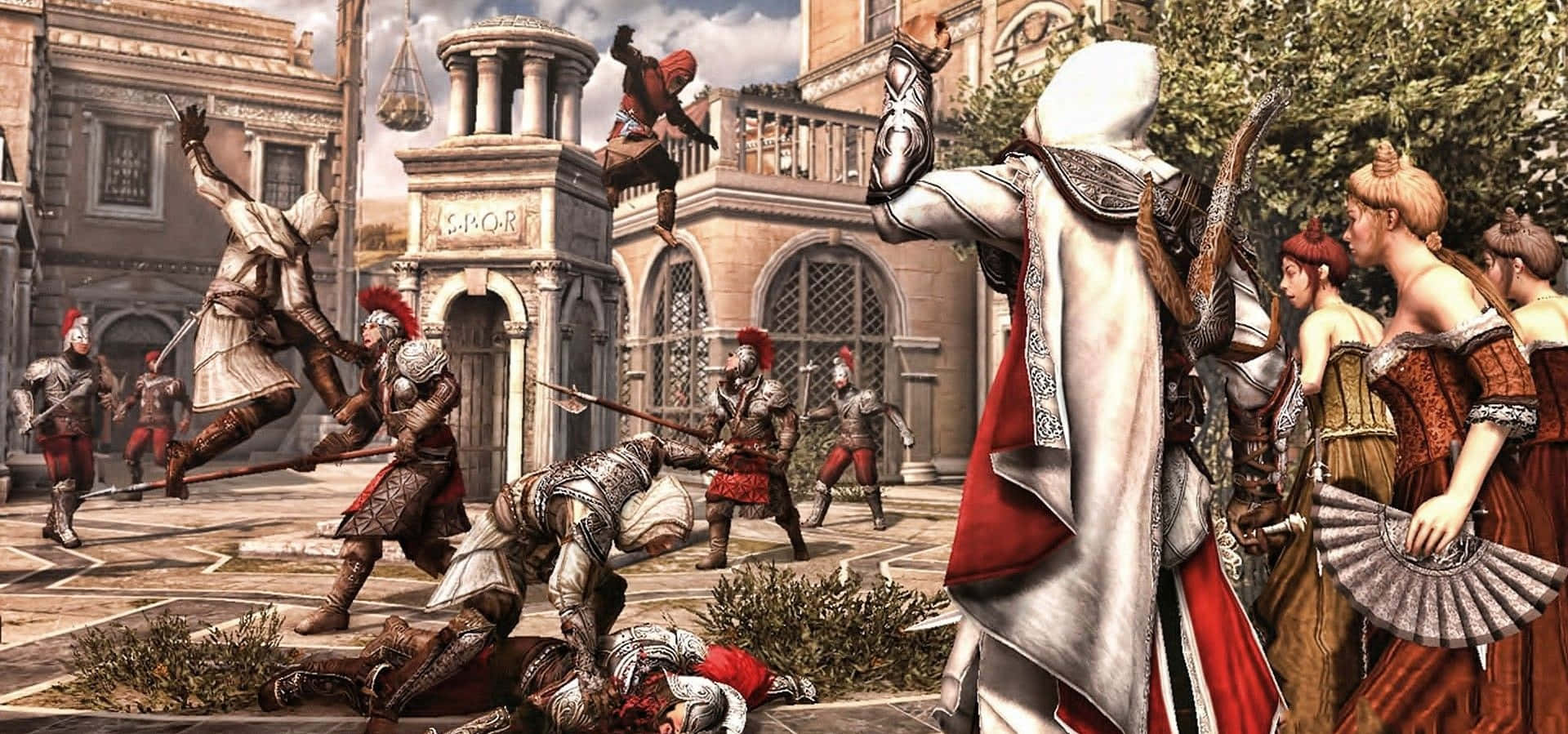 Assassin's Creed Brotherhood 桌布 壁紙 — 一名戴著兜帽的刺客在陽光明媚的古老廣場上與羅馬士兵戰鬥，而平民則在旁觀看。